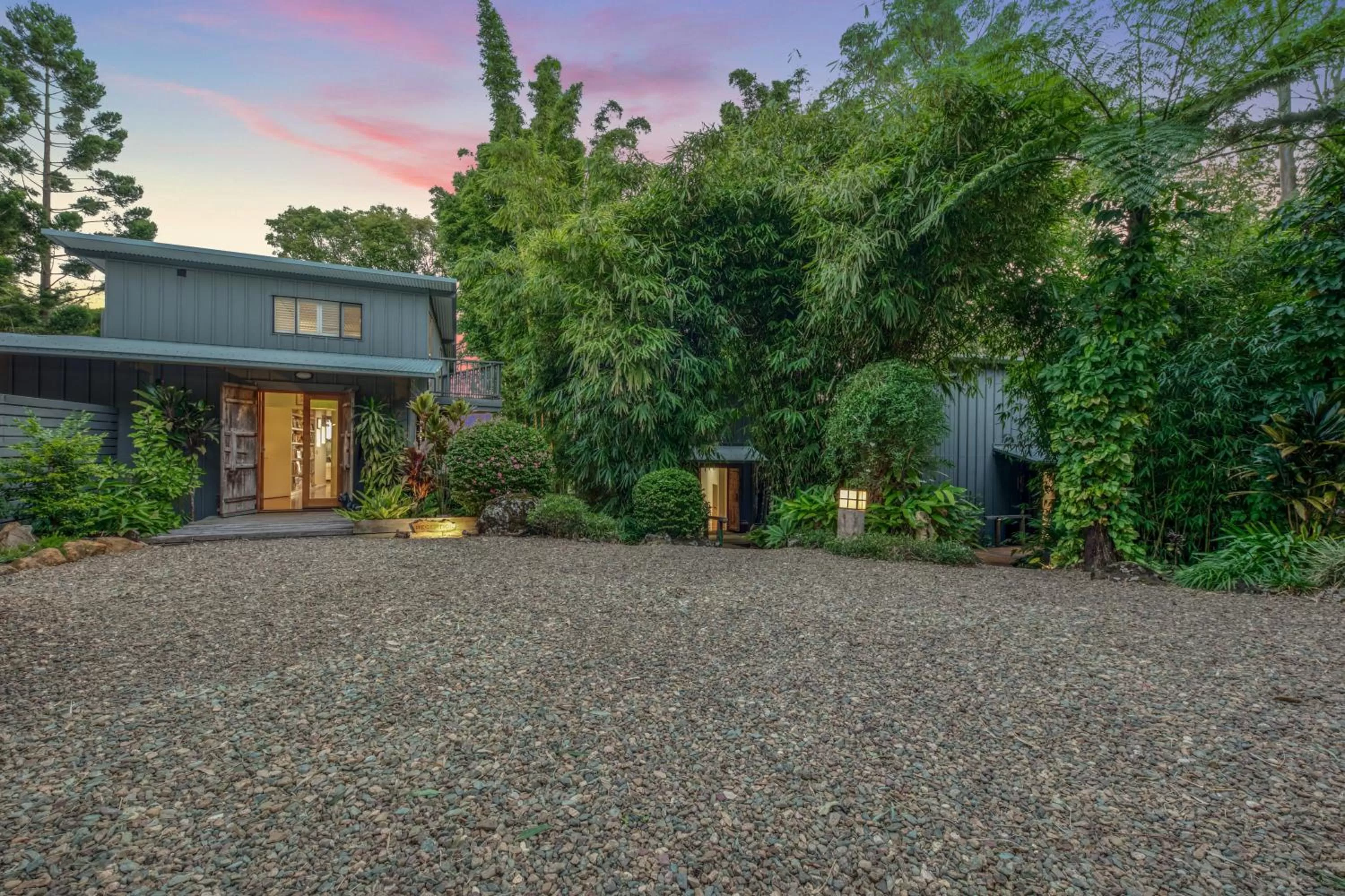 Property building in Taman Sari Sunshine Coast Romantic Pet-Friendly Hinterland Retreat