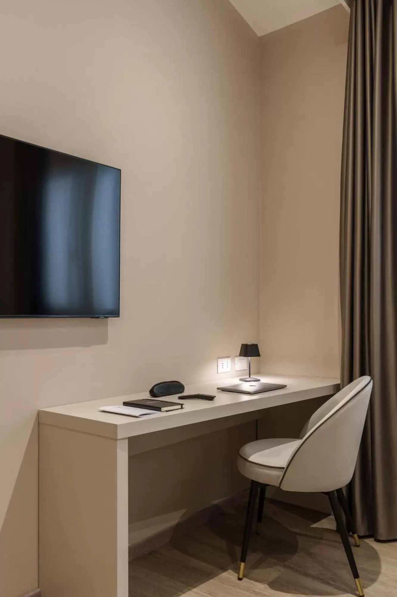 TV and multimedia, TV/Entertainment Center in Vi Suites