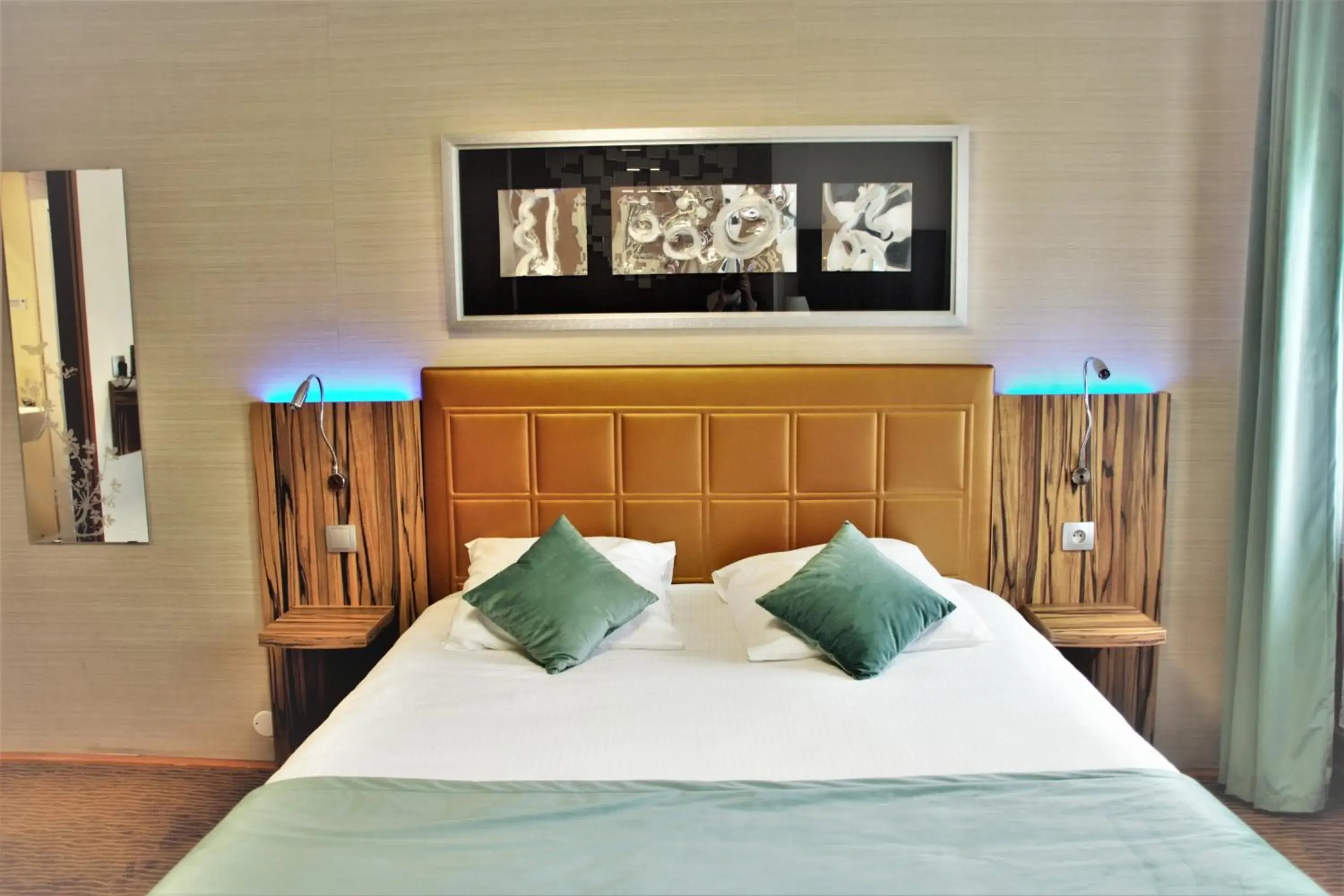 TV and multimedia, Bed in The Originals City, Archotel, Sens (Inter-Hotel)