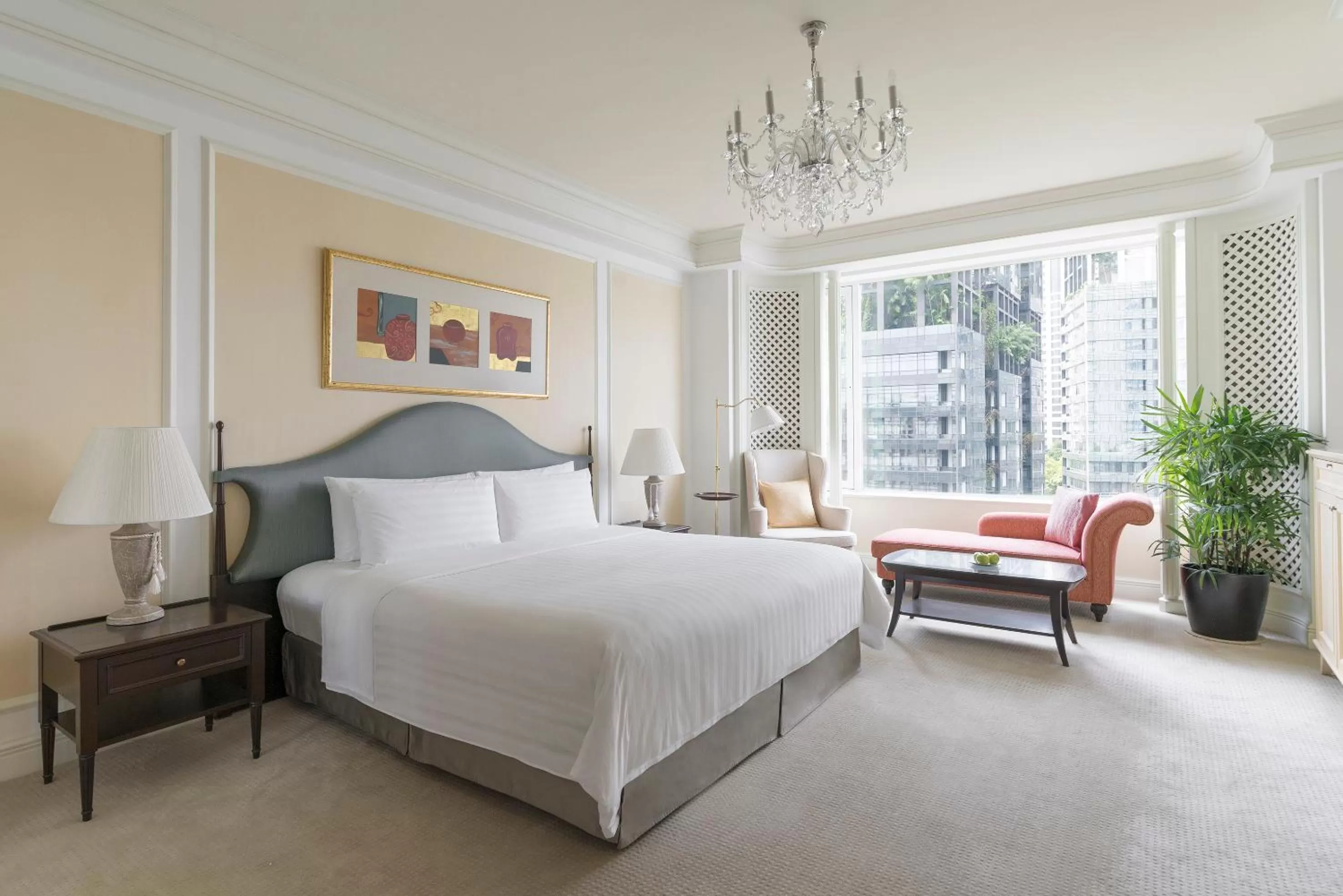 Bed in Shangri-La Singapore