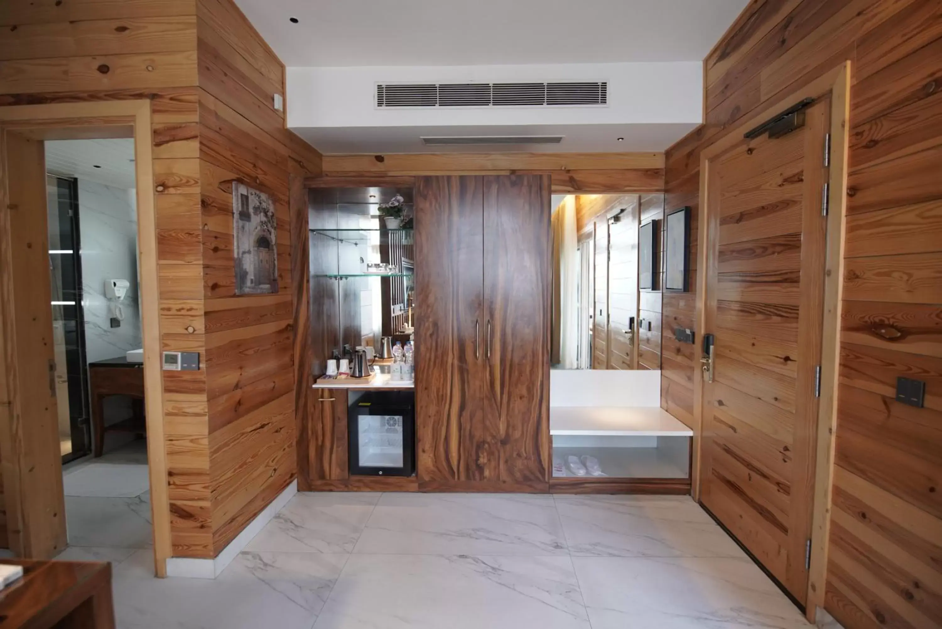 Living room, Kitchen/Kitchenette in Kasauli Hills Resort