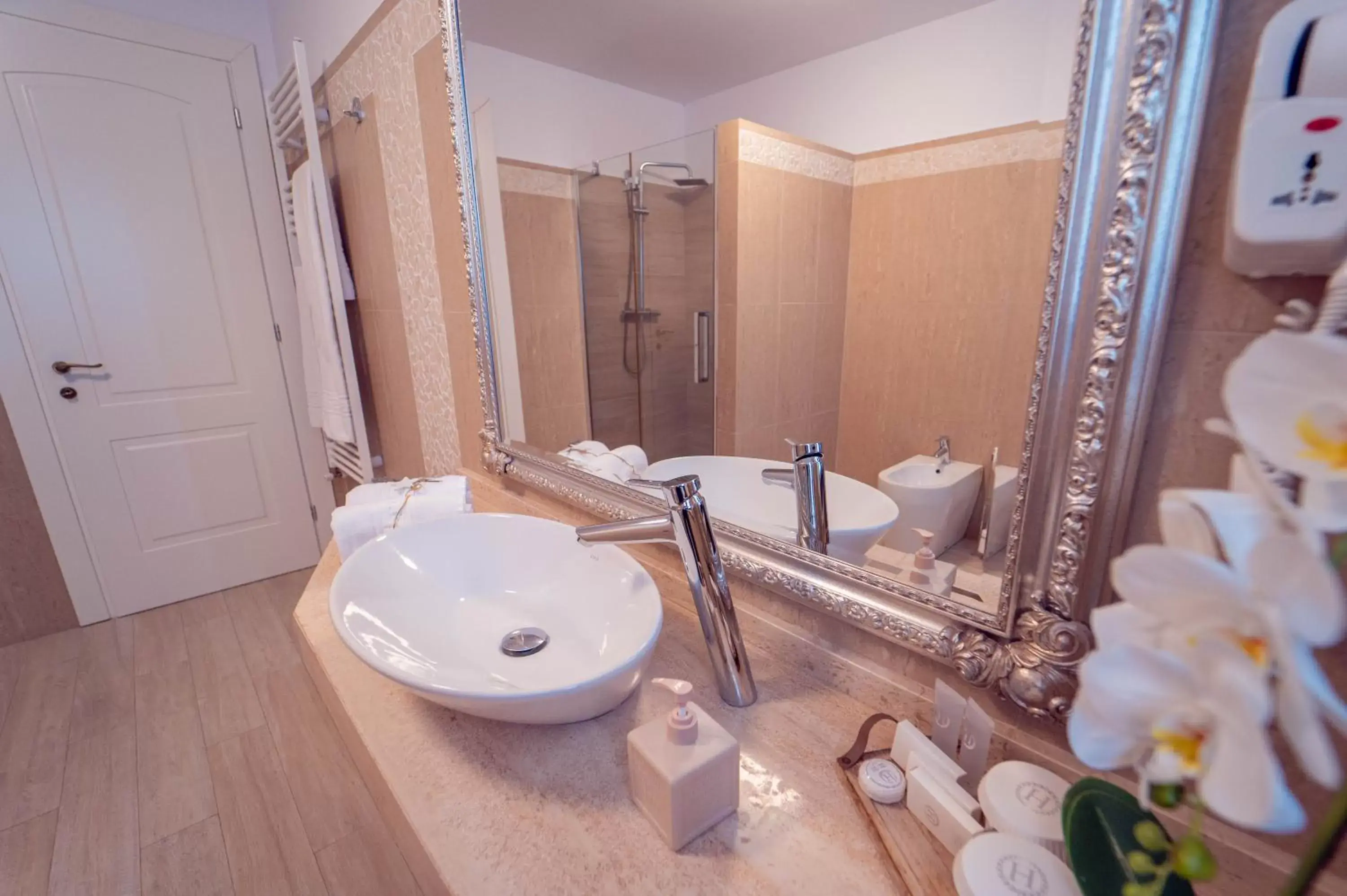 Deluxe Room (2 Adults + 1 Child) - single occupancy in Gradinile Romane Deluxe Room (2 Adults + 1 Child) - single occupancy in Gradinile Romane