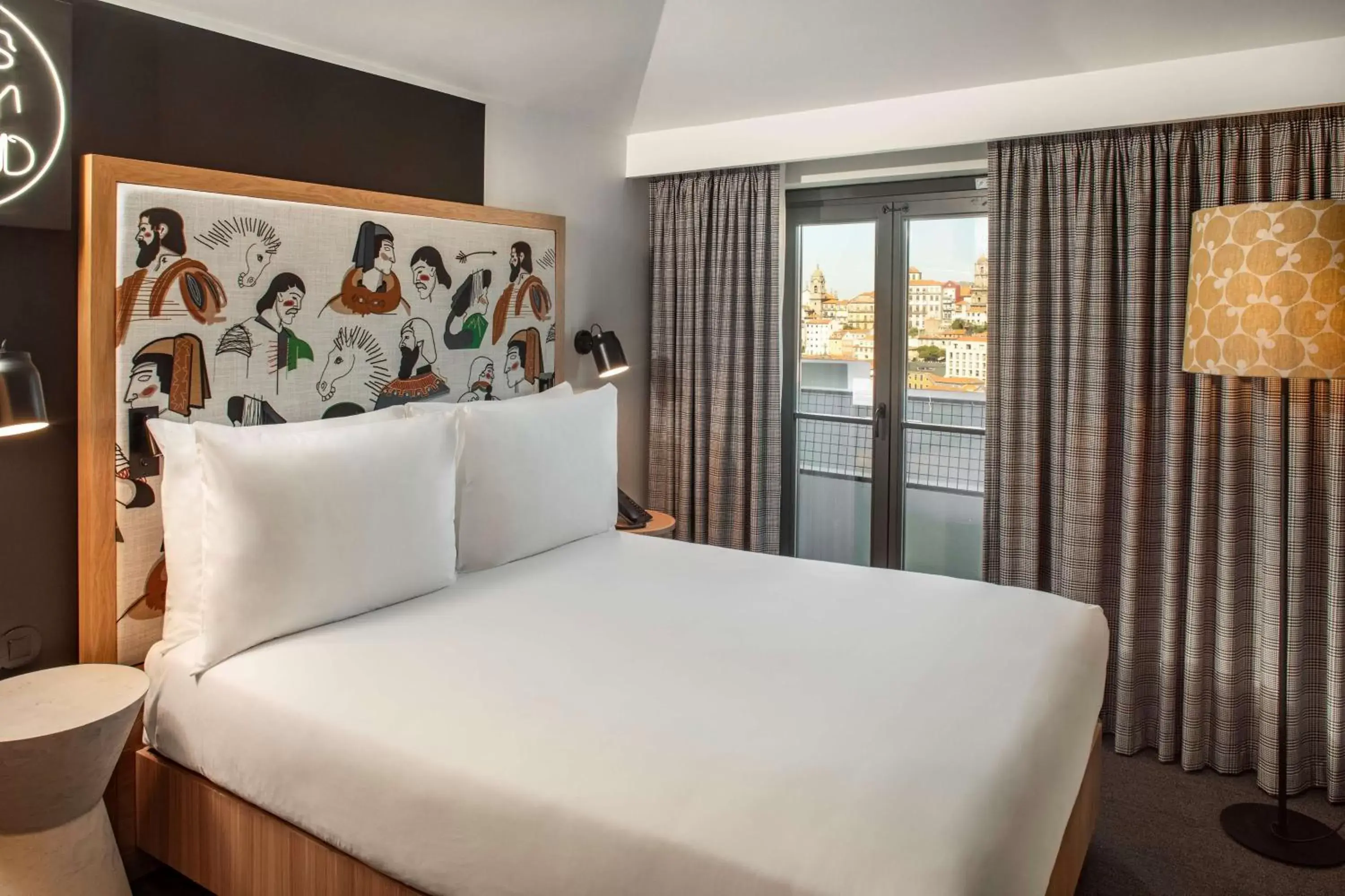 Bed in Se Catedral Hotel Porto, Tapestry Collection By Hilton