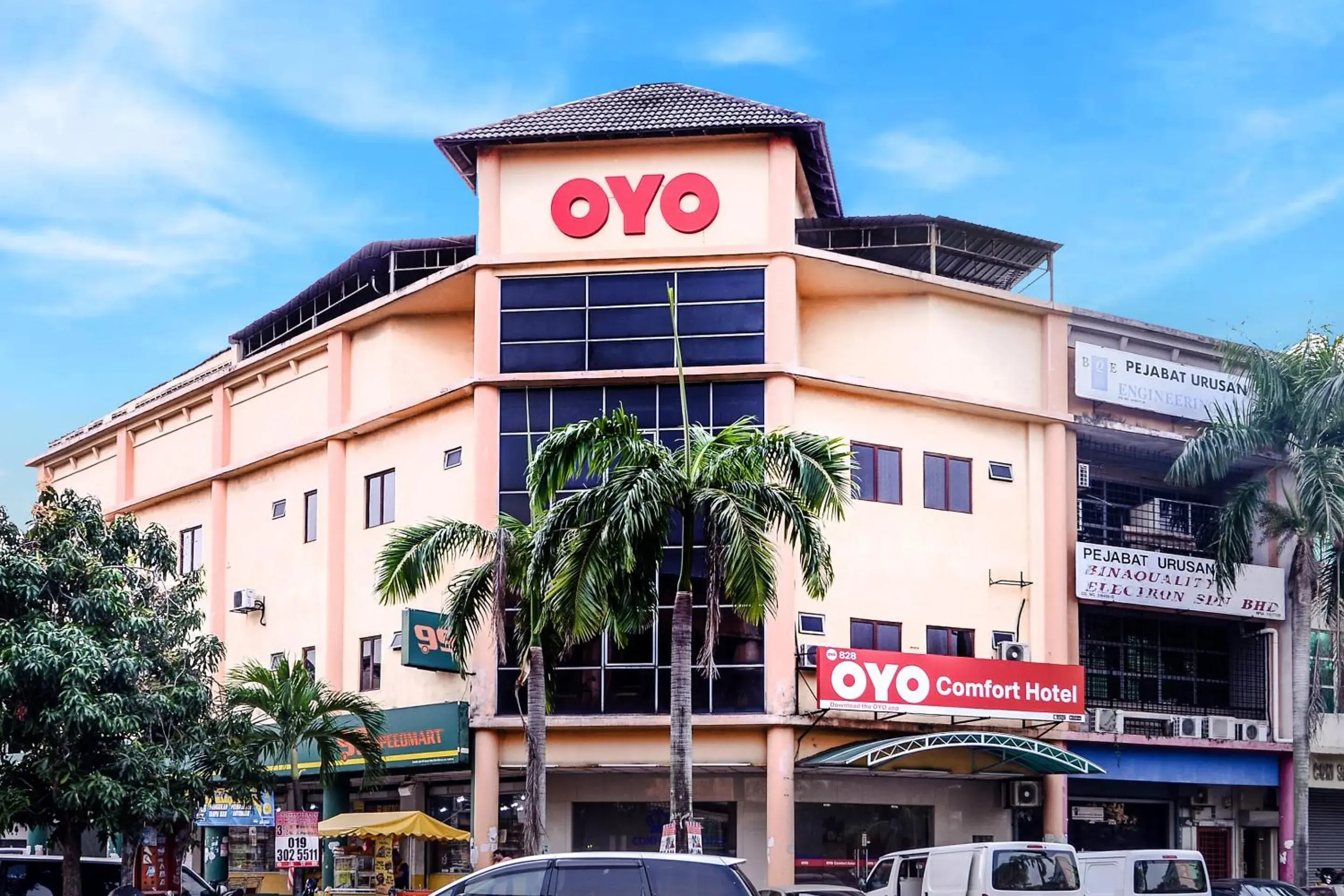 Facade/entrance, Property Building in Super OYO 828 Comfort Hotel Shah Alam