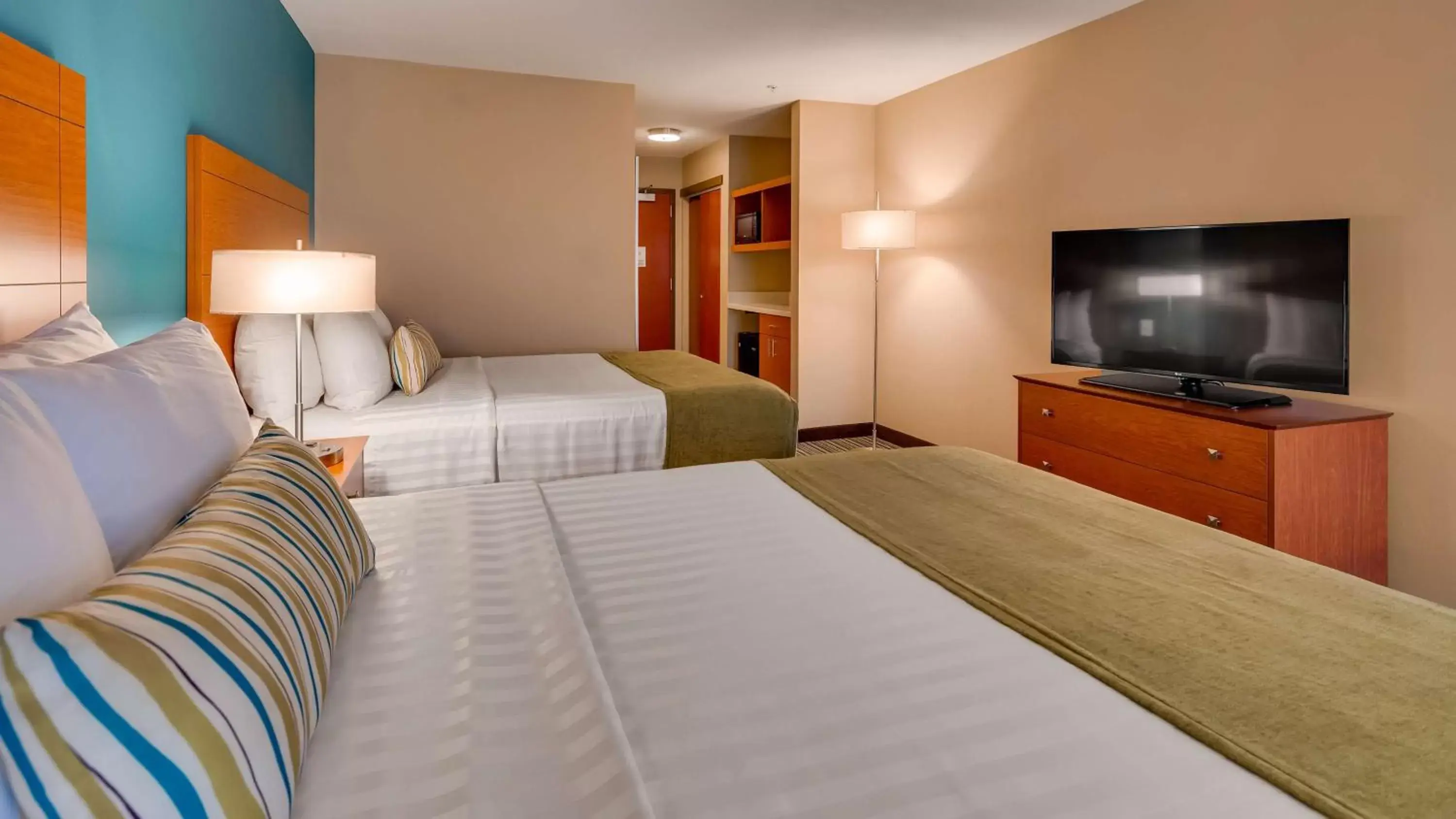 Bed in Best Western Plus Tuscumbia/Muscle Shoals Hotel & Suites