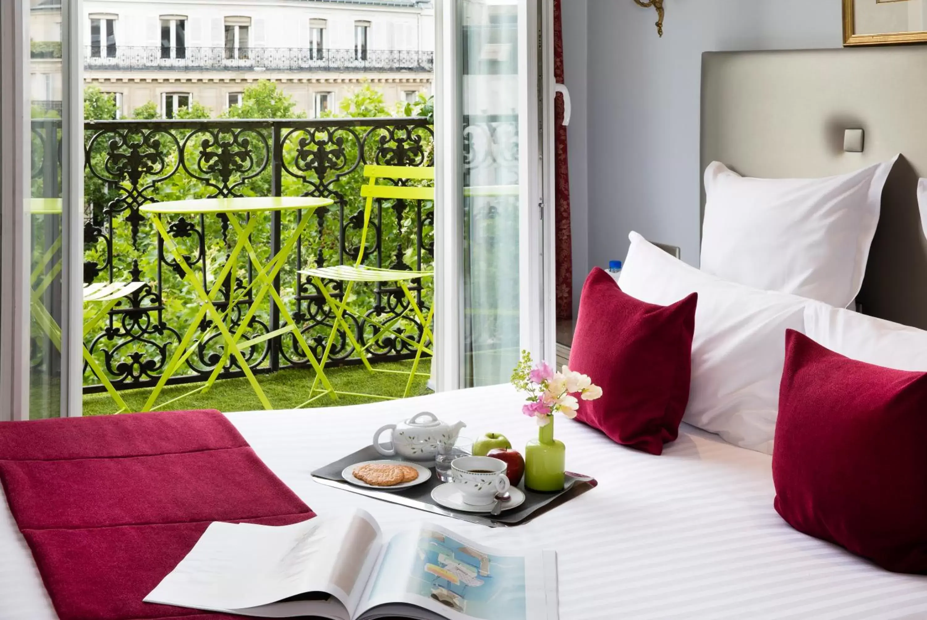 Balcony/Terrace, Bed in Hotel Plaza Elysées