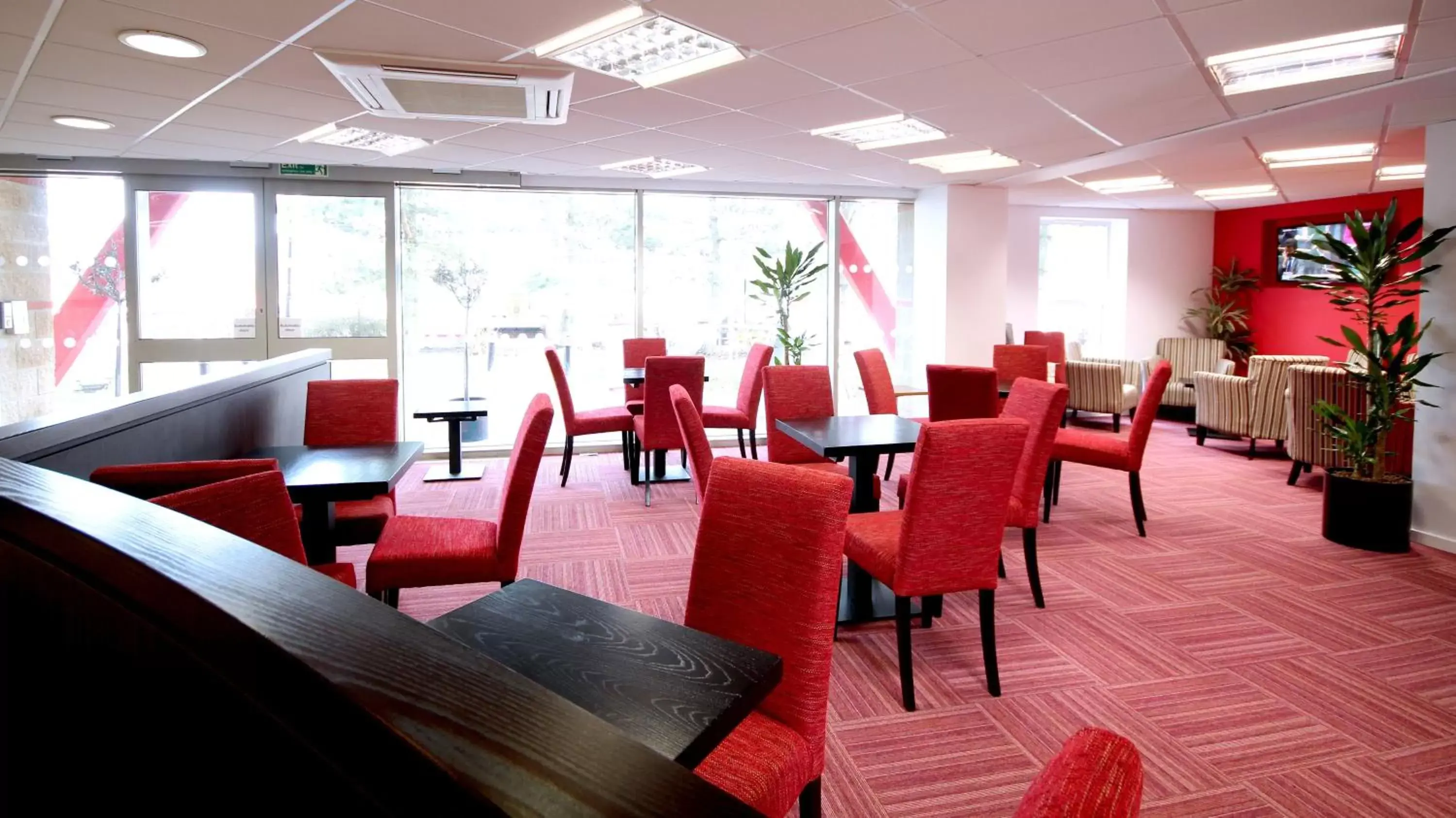 Lounge or bar, Restaurant/Places to Eat in Ramada London Stansted Airport
