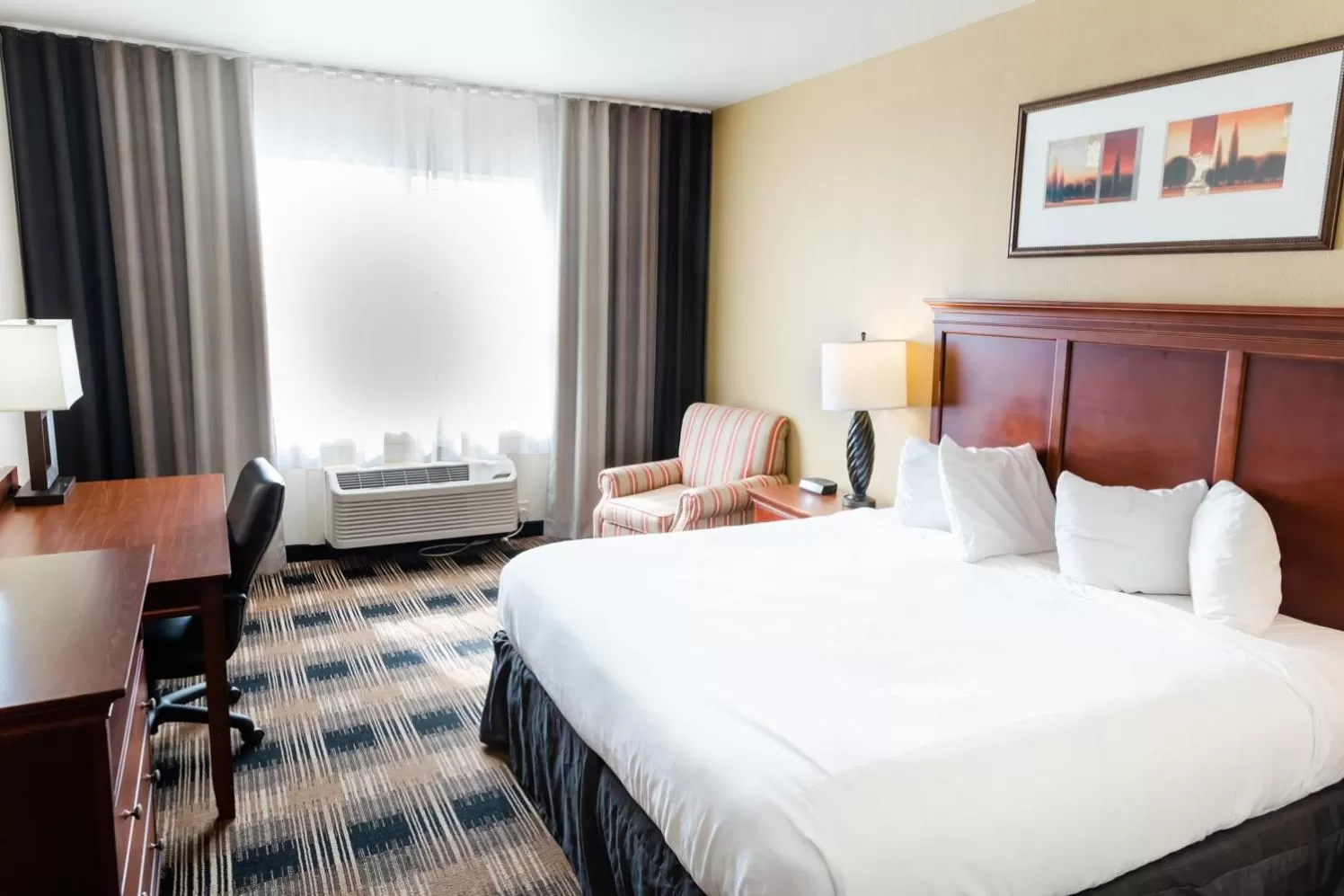 Bed in Country Inn & Suites by Radisson, Helen, GA