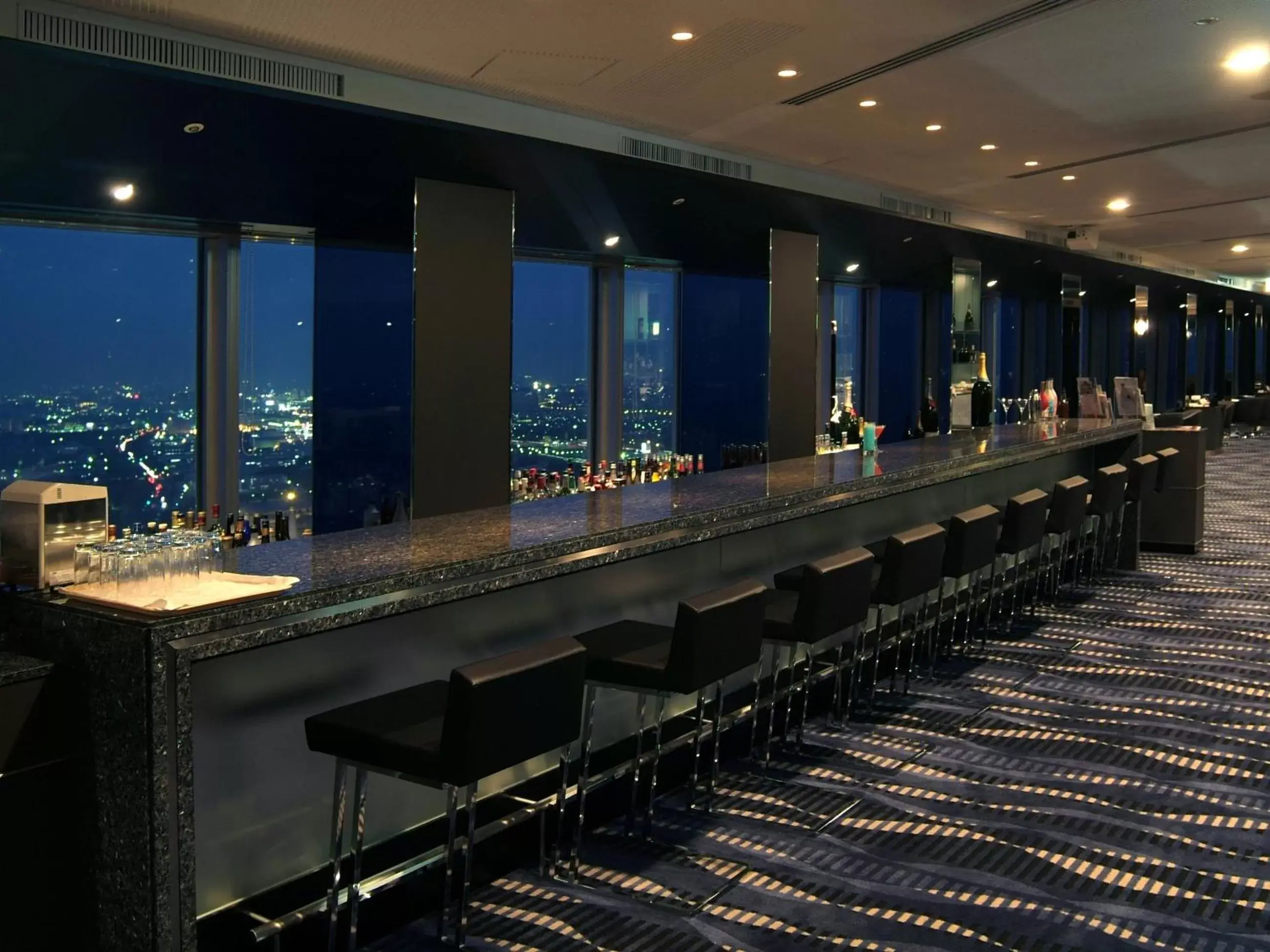 Lounge or bar in APA Hotel & Resort Tokyo Bay Makuhari