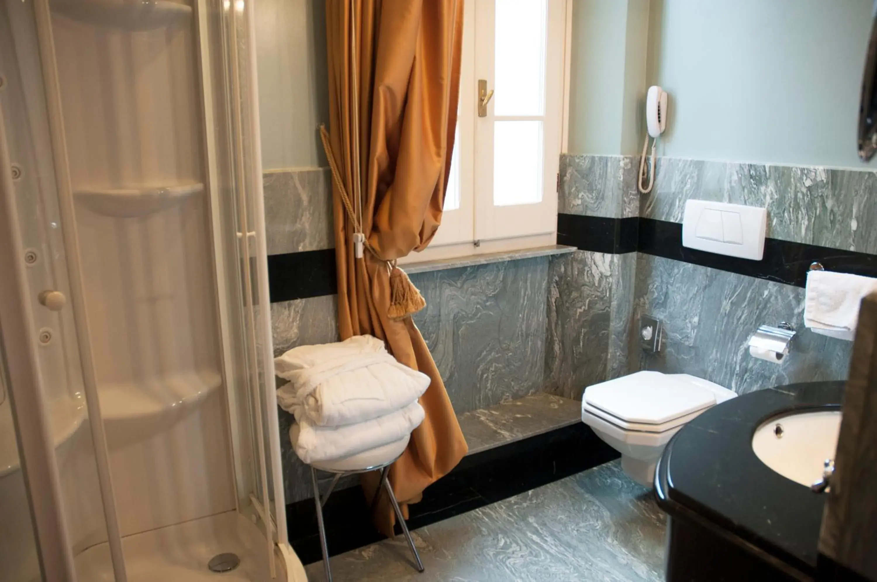 Shower, Bathroom in Hotel Palazzo Guiscardo