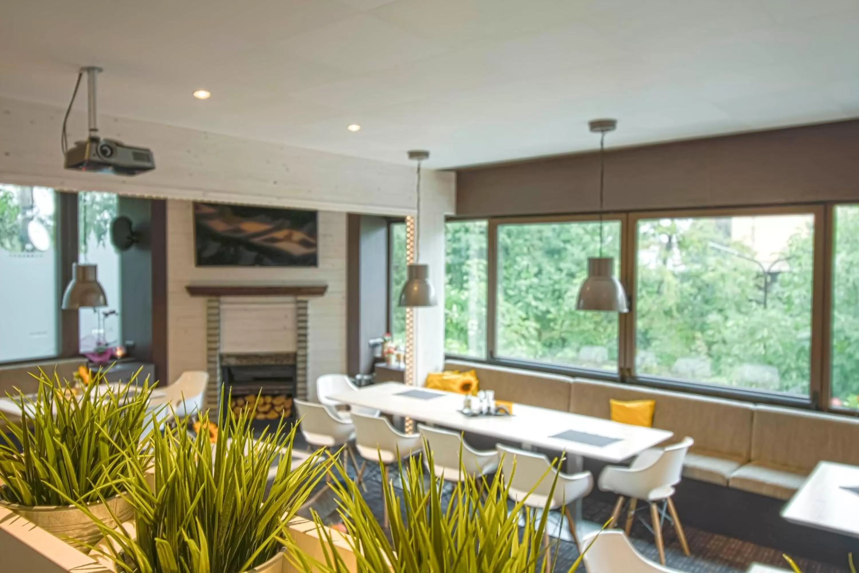 Evening entertainment in Edi Hotel