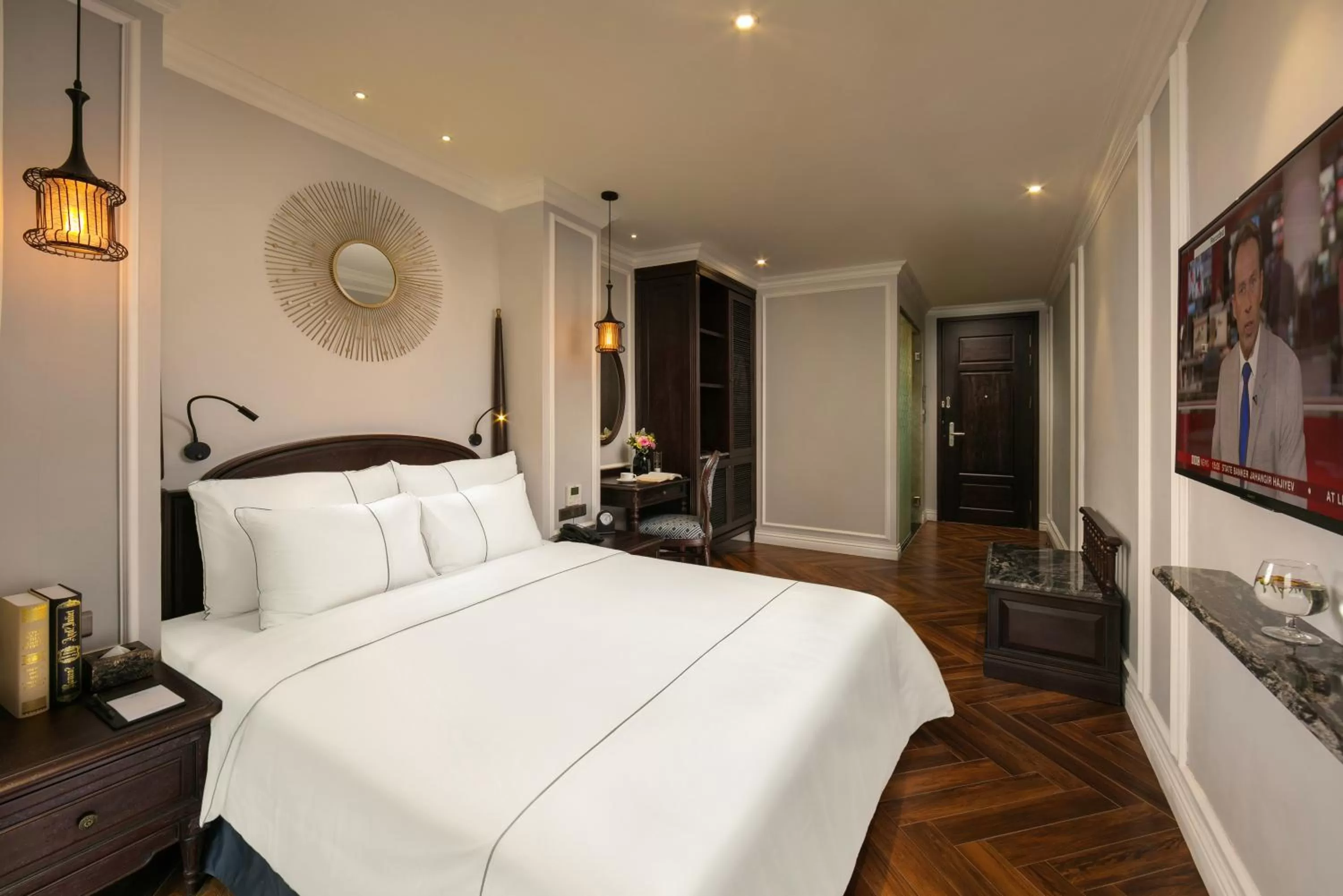 Photo of the whole room, Bed in Canary Hotel