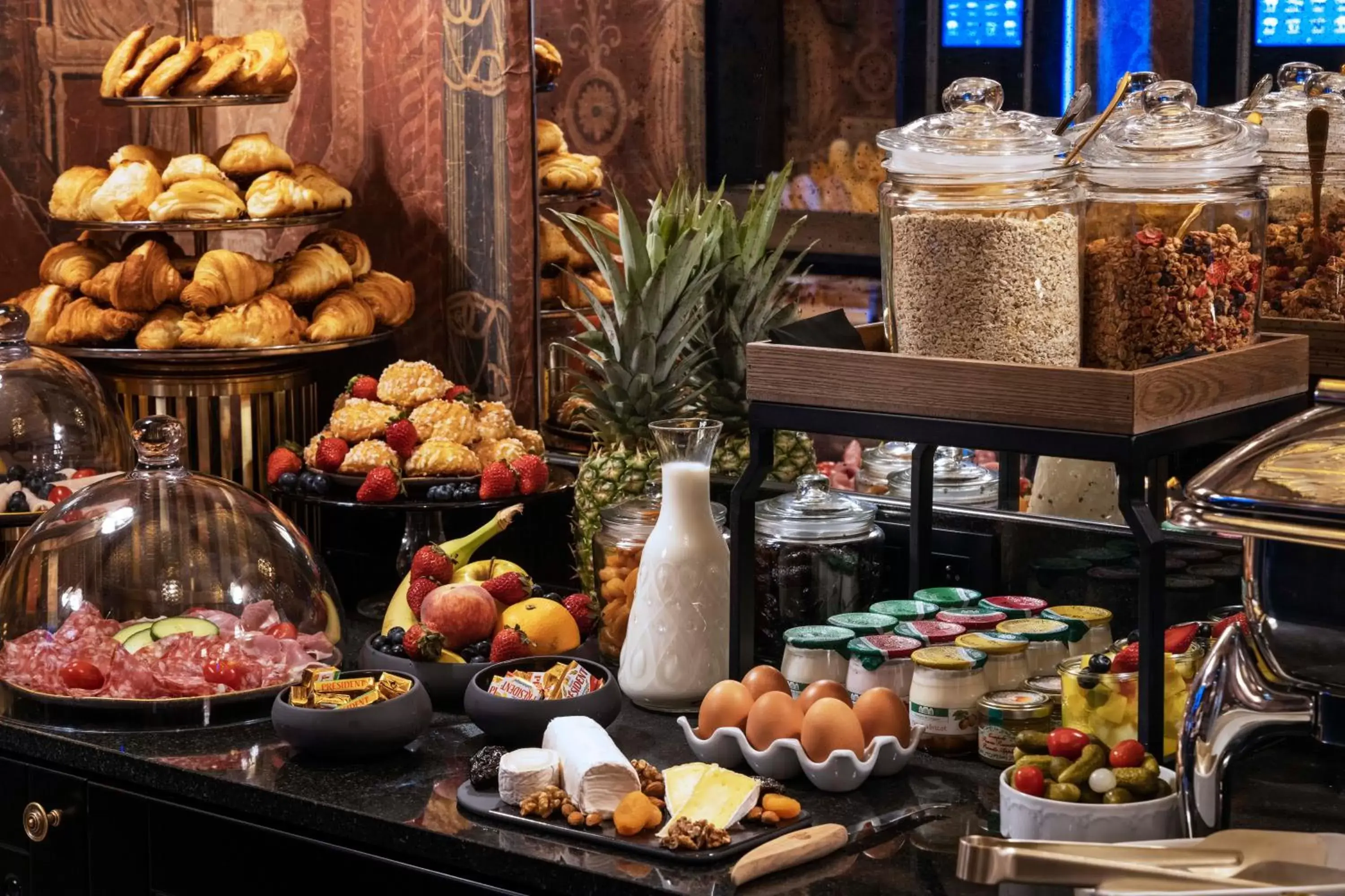 Buffet breakfast, Food in Hôtel Vinci Due & Spa