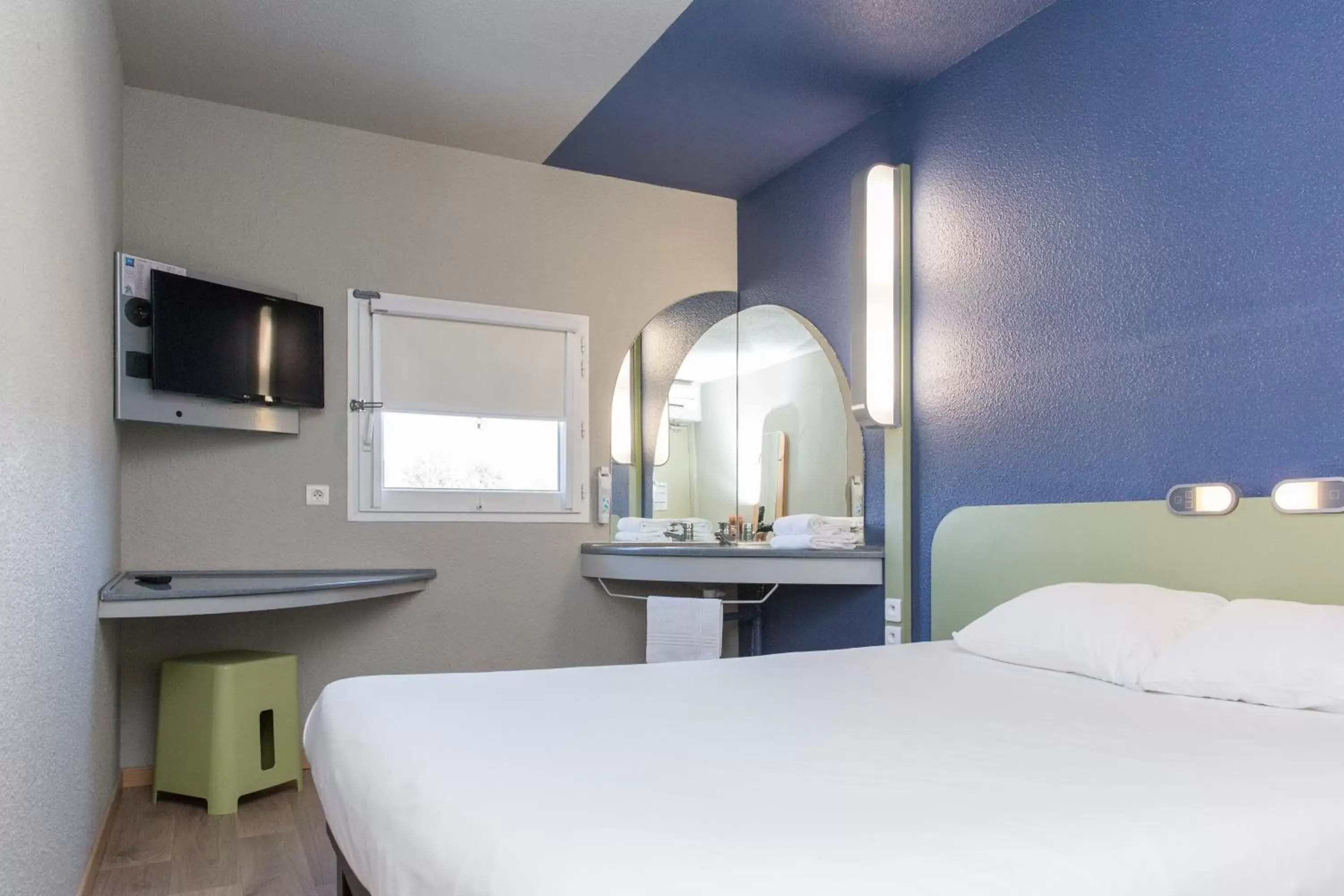 Bed in Ibis Budget Sisteron