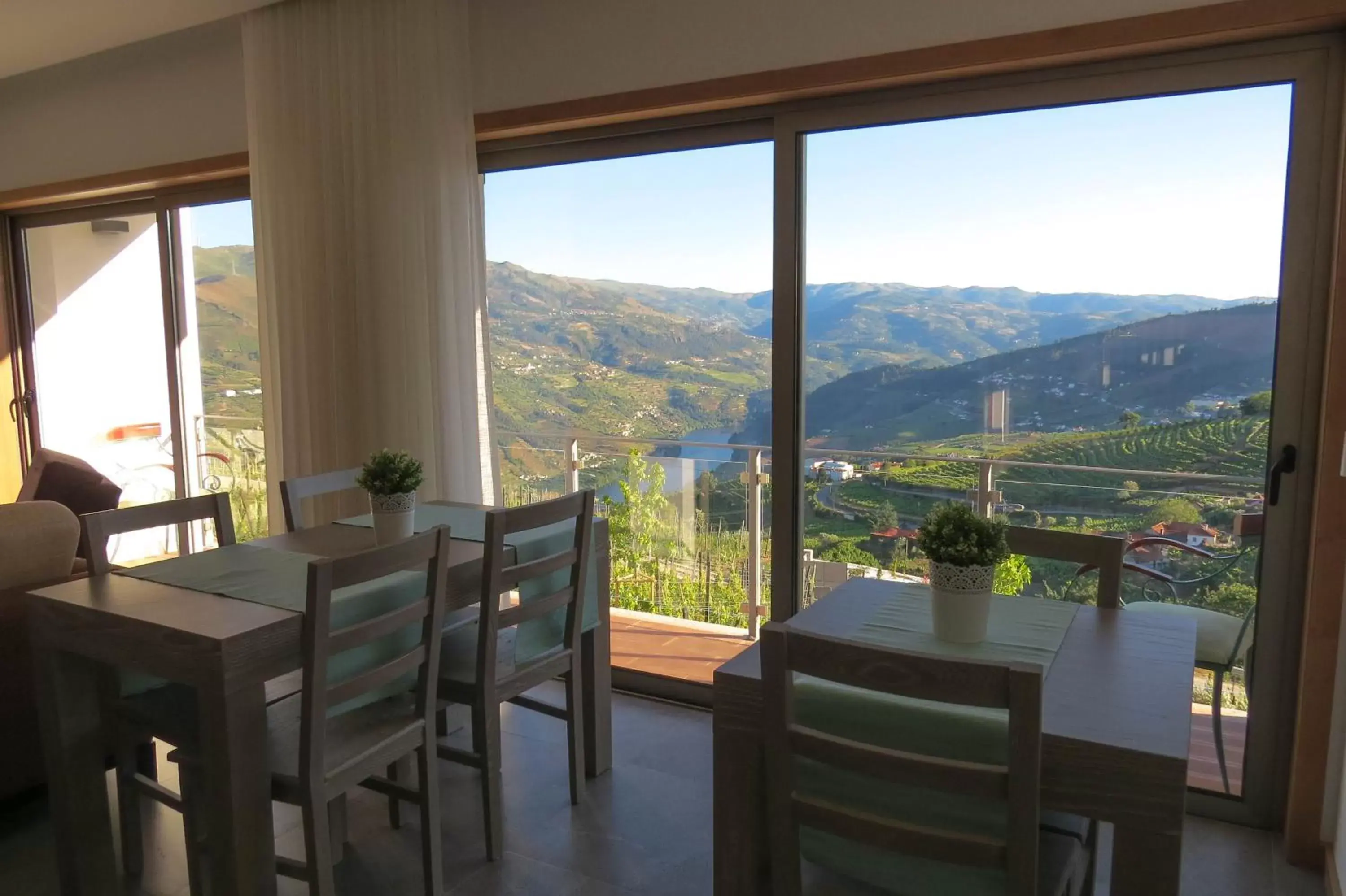 Communal lounge/ TV room, Mountain View in Casa Miradouro