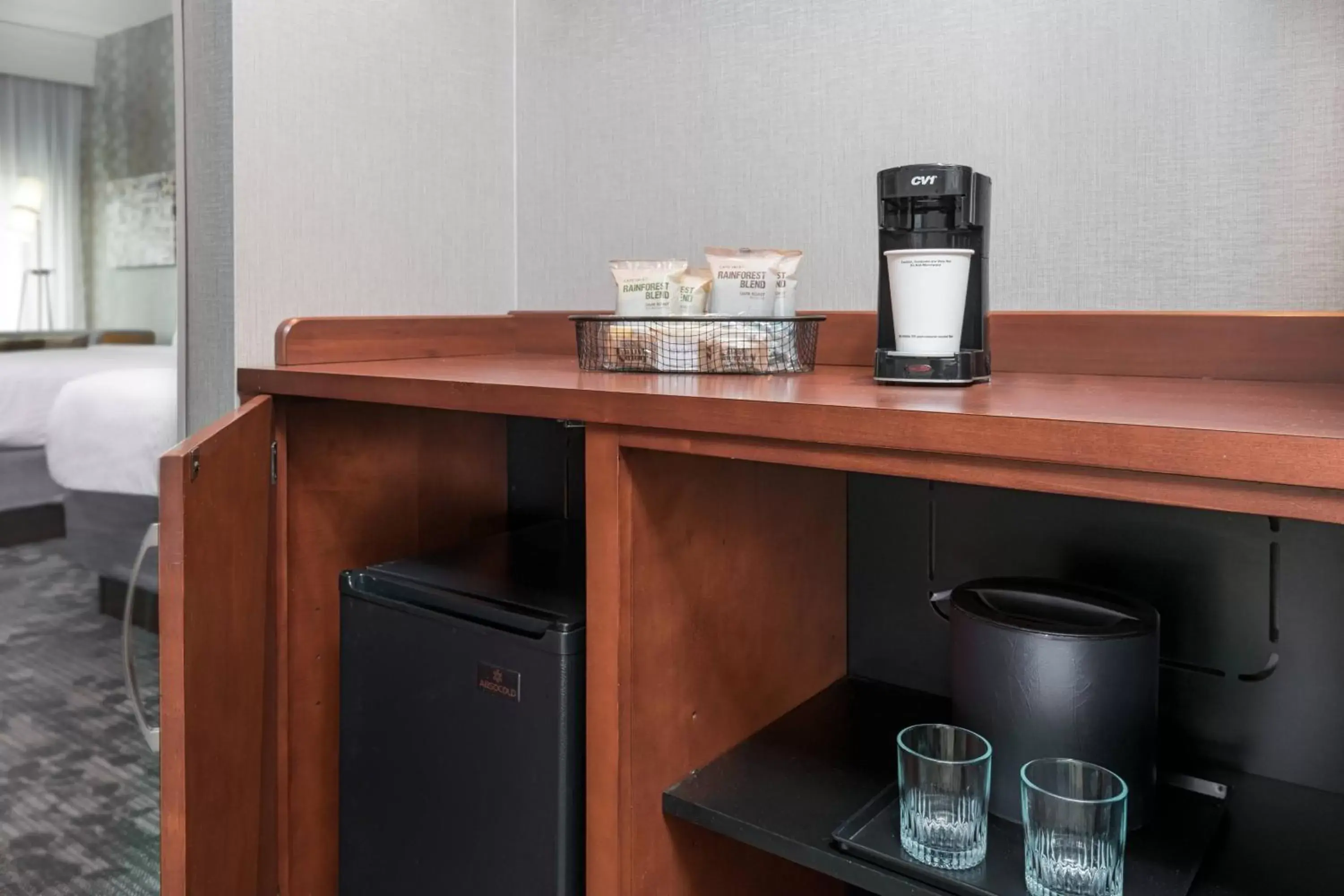 Photo of the whole room, Coffee/Tea Facilities in Courtyard by Marriott Buffalo Airport