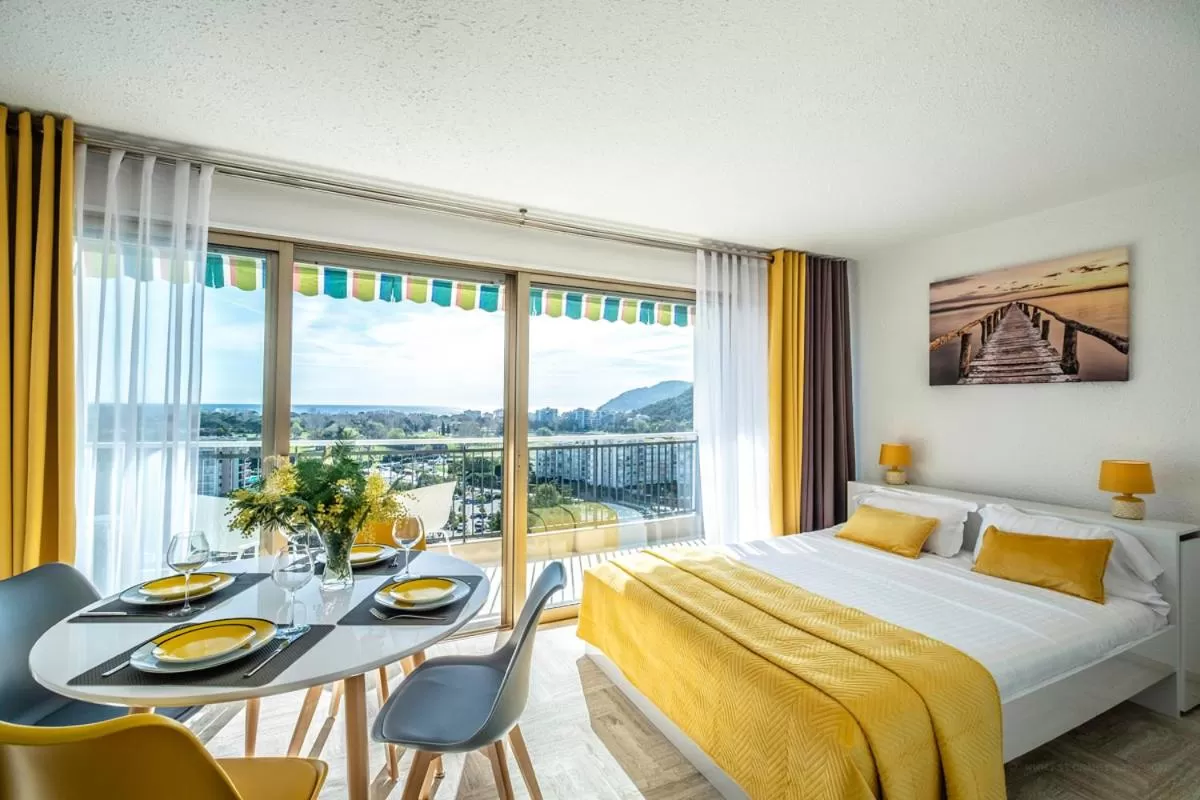 Bed in Cannes Marina Appart Hotel Mandelieu