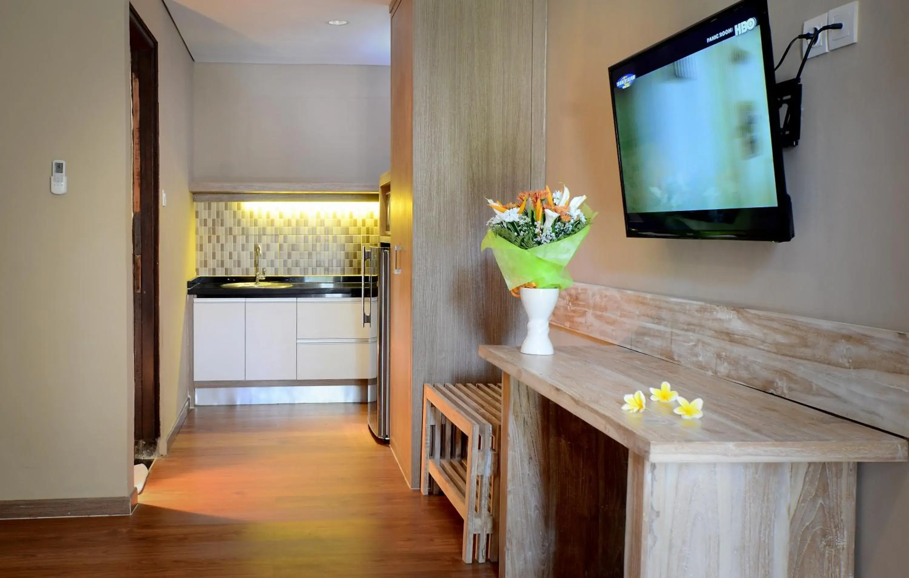 Kitchen or kitchenette, TV/Entertainment Center in Bali Breezz Hotel