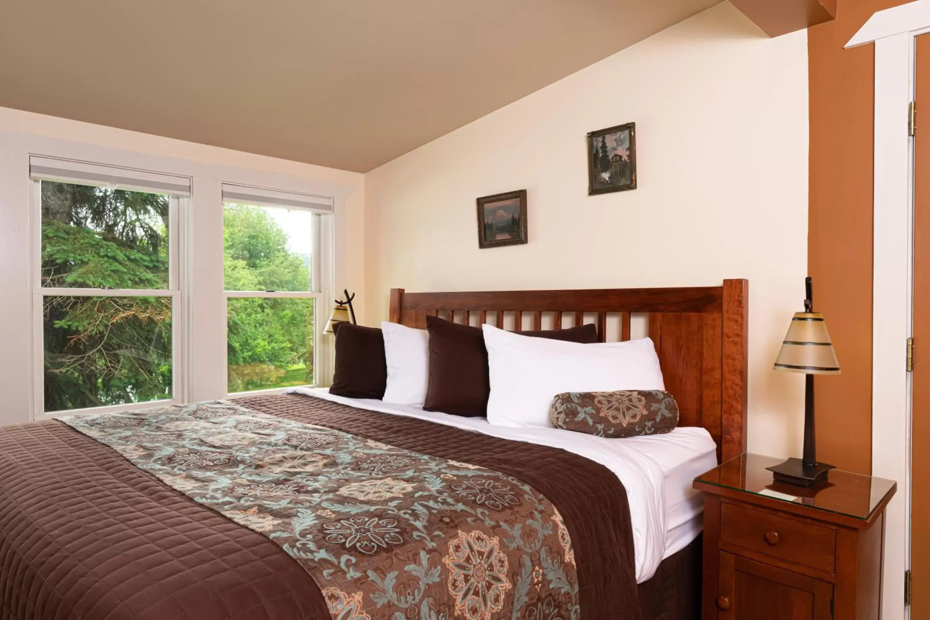 Bed in Lake Pointe Inn