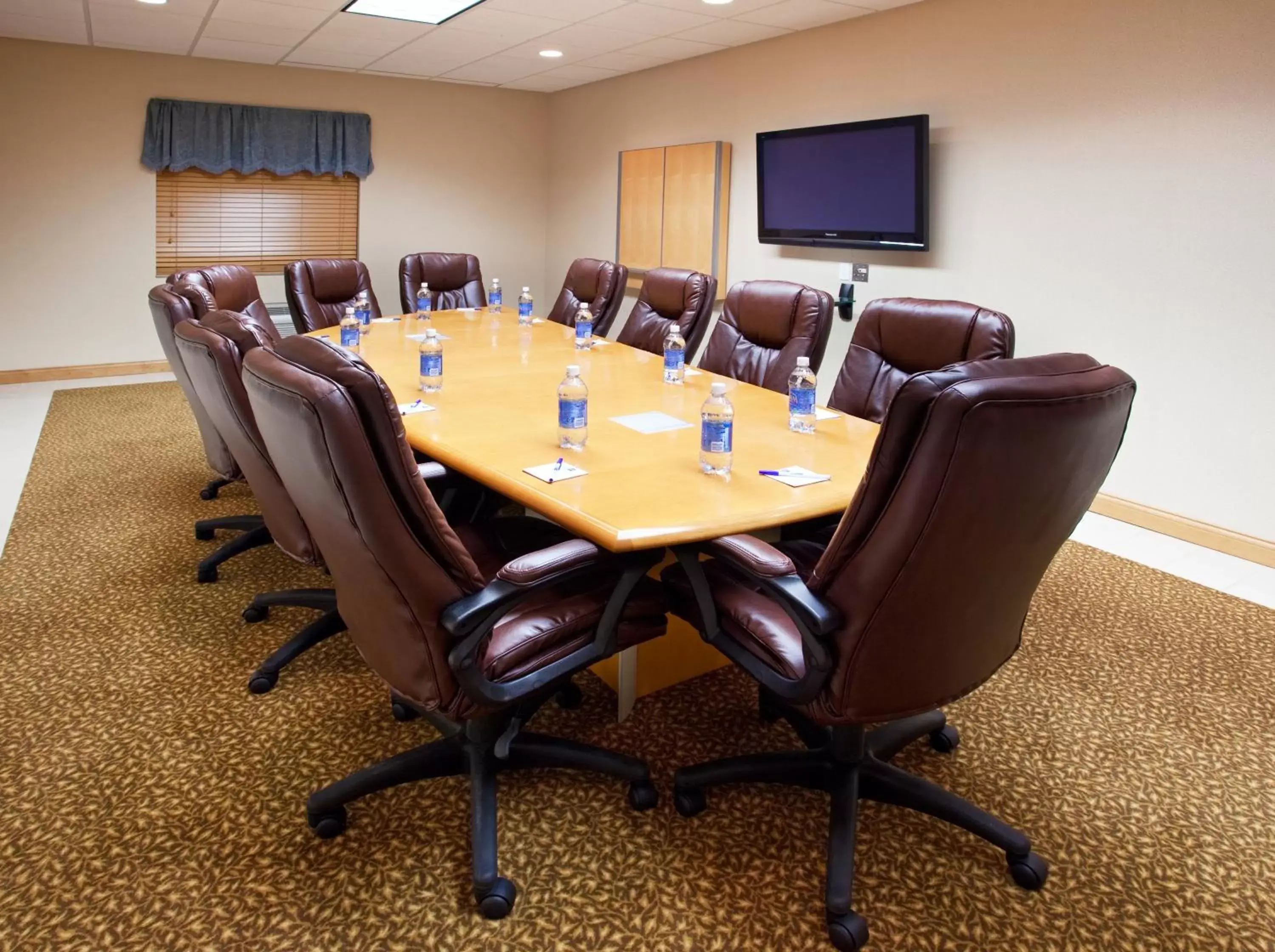 Meeting/conference room in Holiday Inn Express Hotel & Suites Chesterfield - Selfridge Area, an IHG Hotel