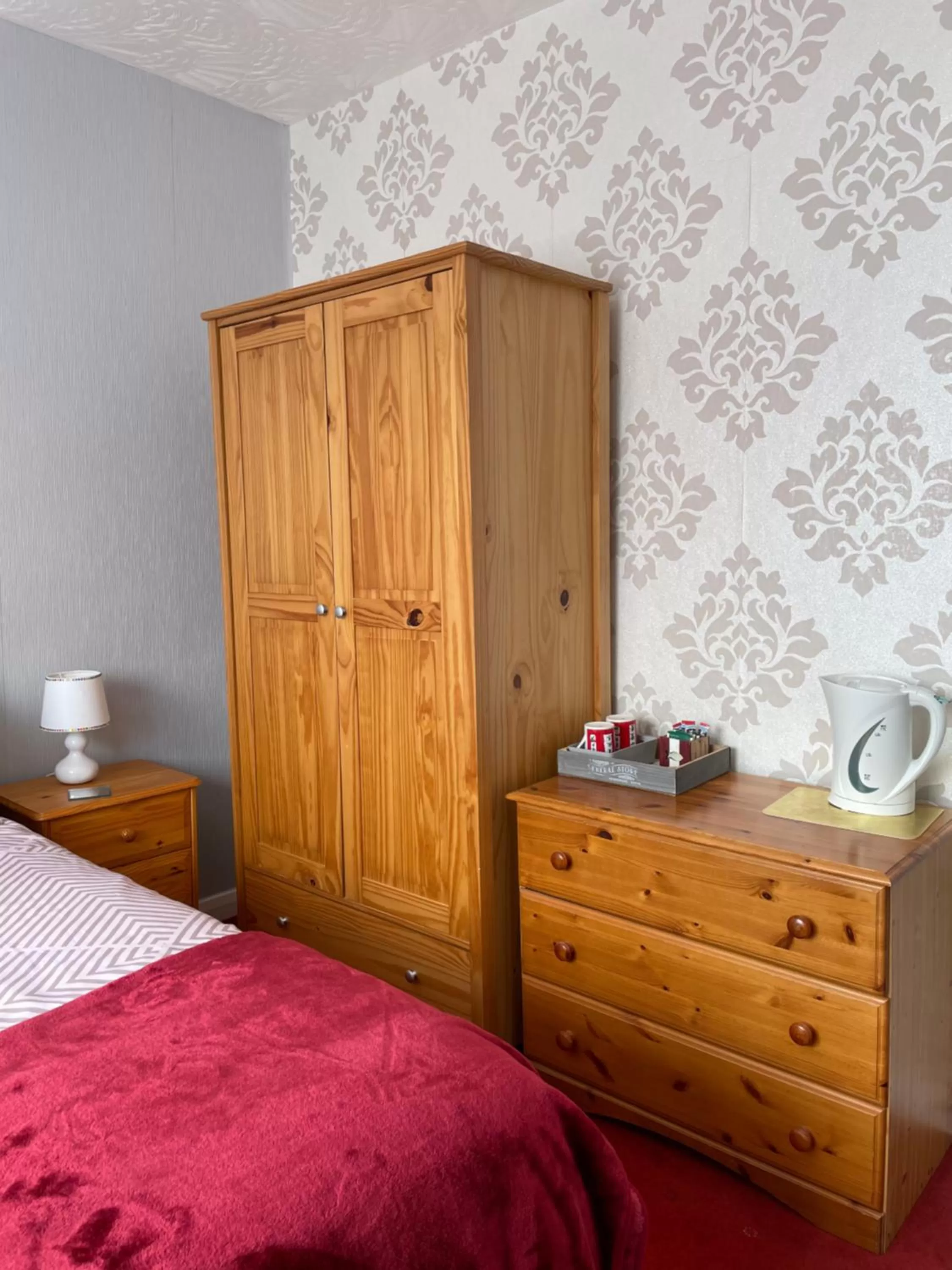 Bedroom, Bed in Whiteways Guest House