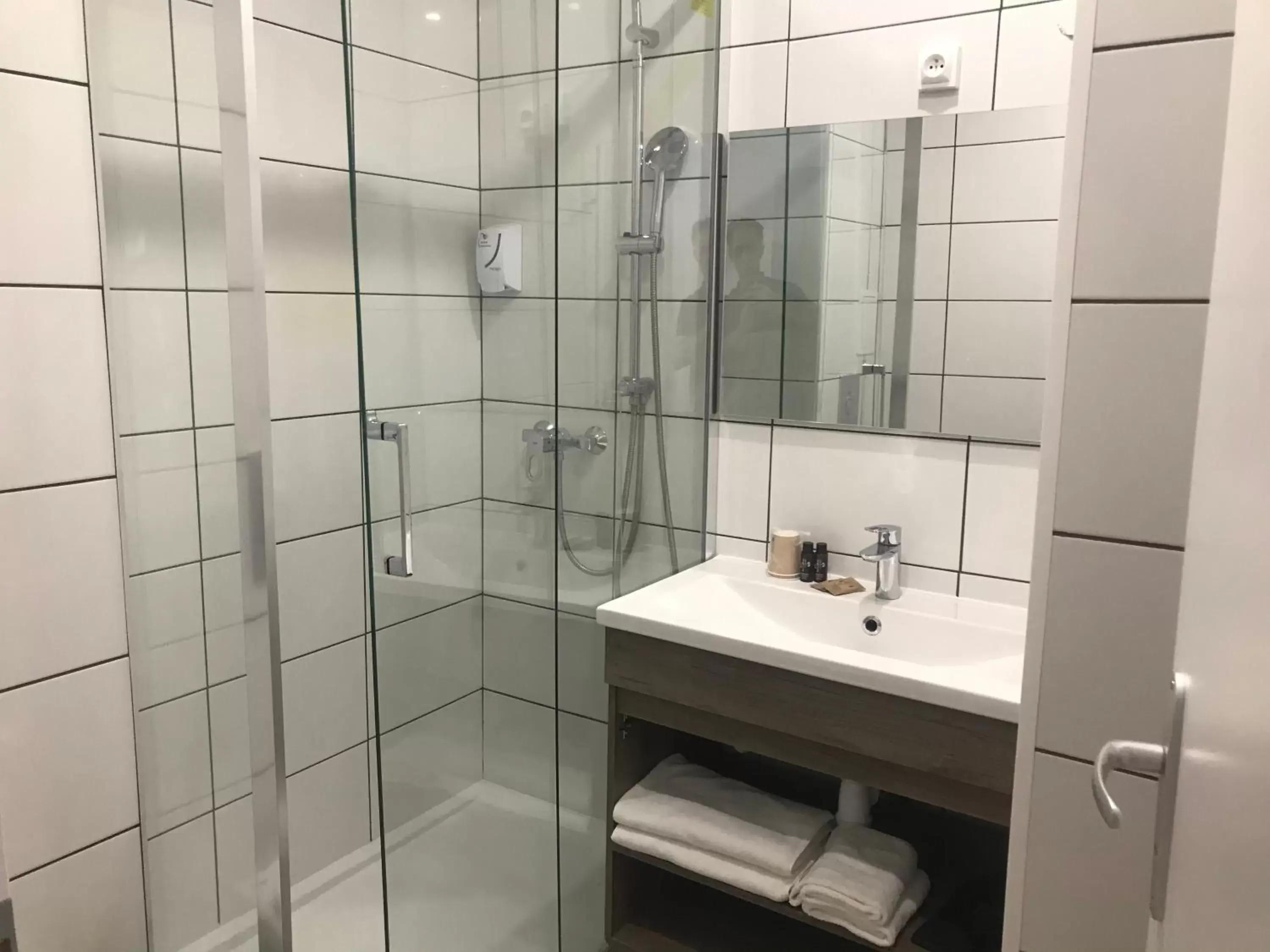 Shower, Bathroom in Hotel Morand