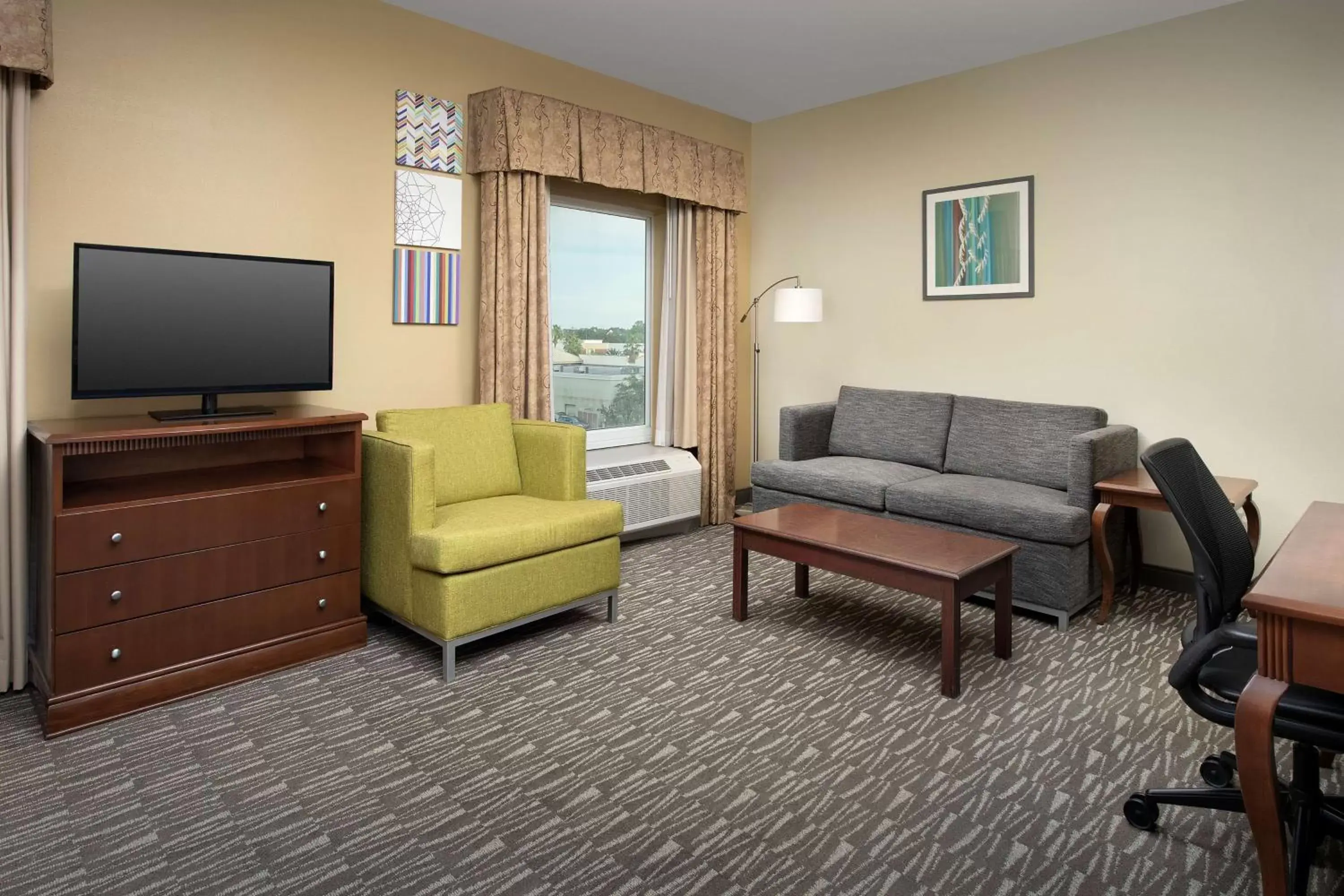 Bedroom, Seating Area in Hampton Inn & Suites Lakeland-South Polk Parkway