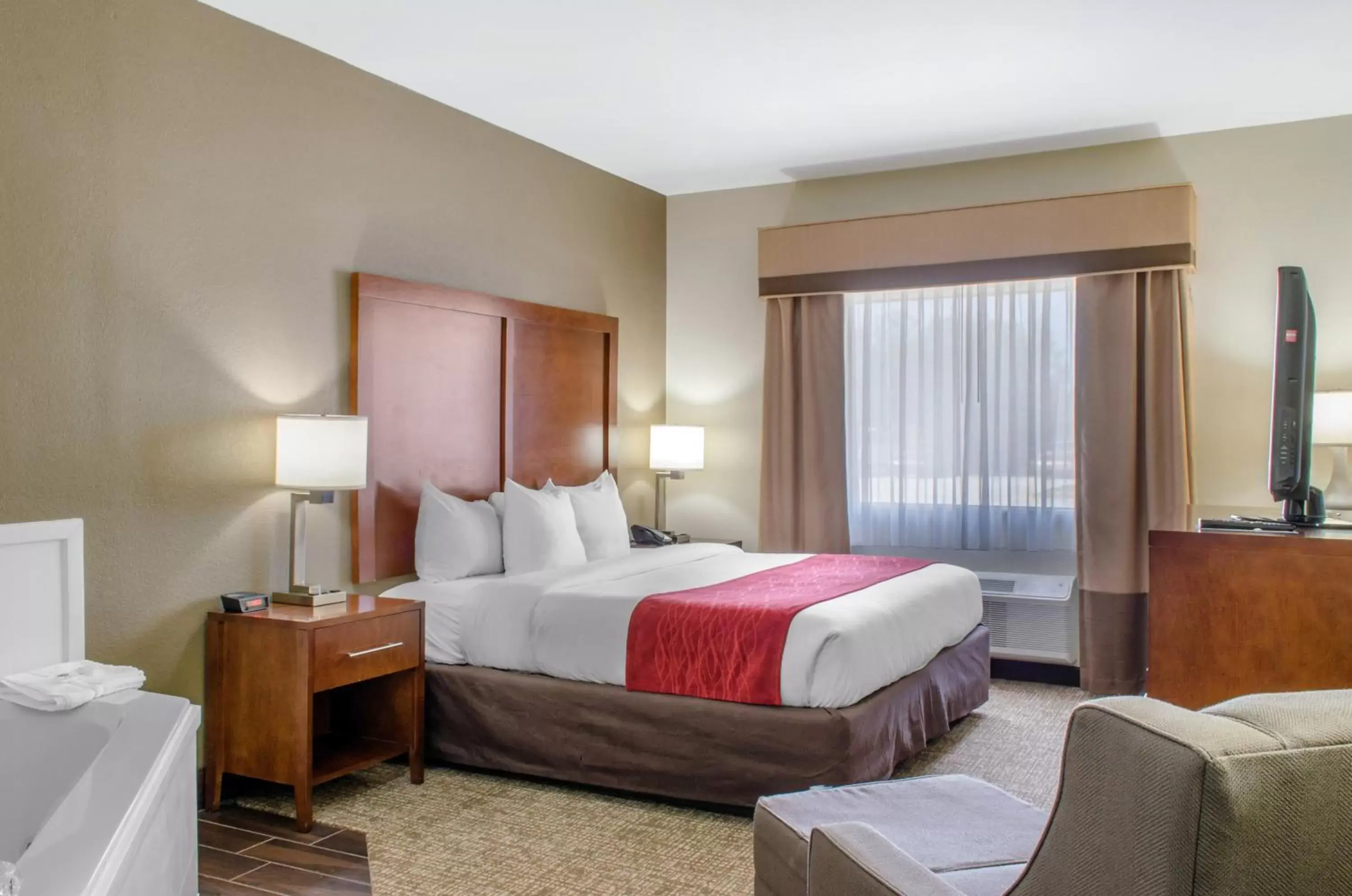 Bedroom, Bed in Comfort Inn & Suites Covington - Mandeville