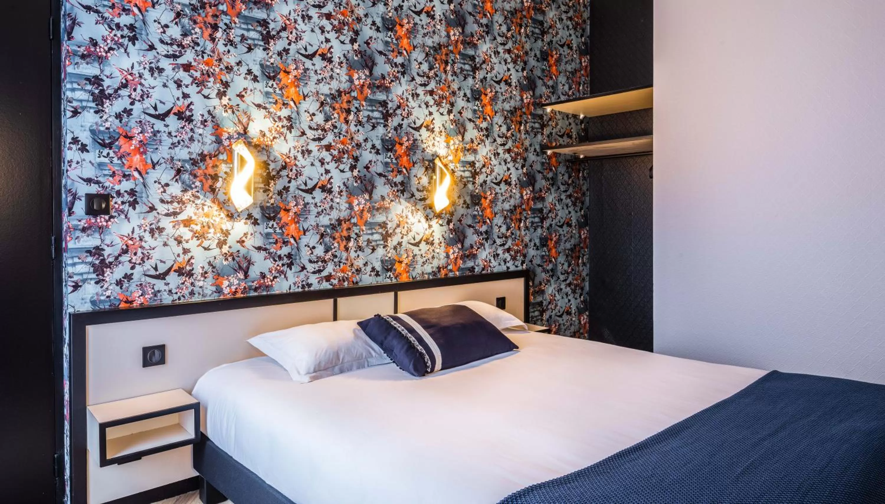 Bedroom, Bed in Hôtel Lanjuinais