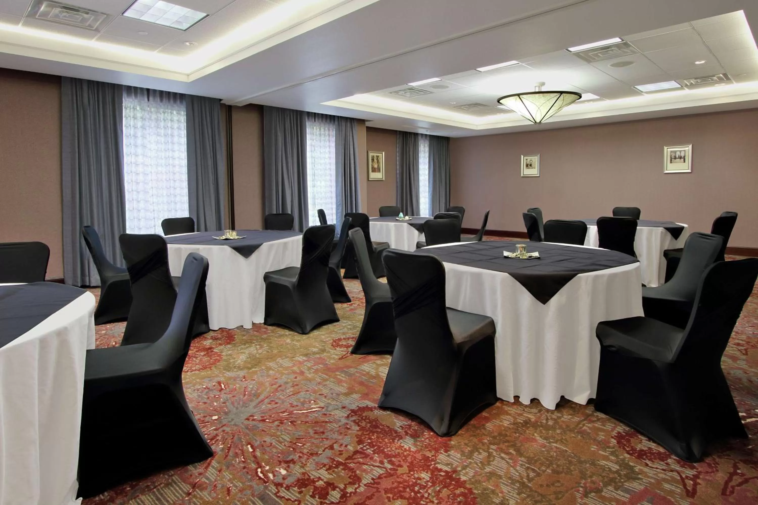 Dining area in Hilton Garden Inn Sonoma County Airport