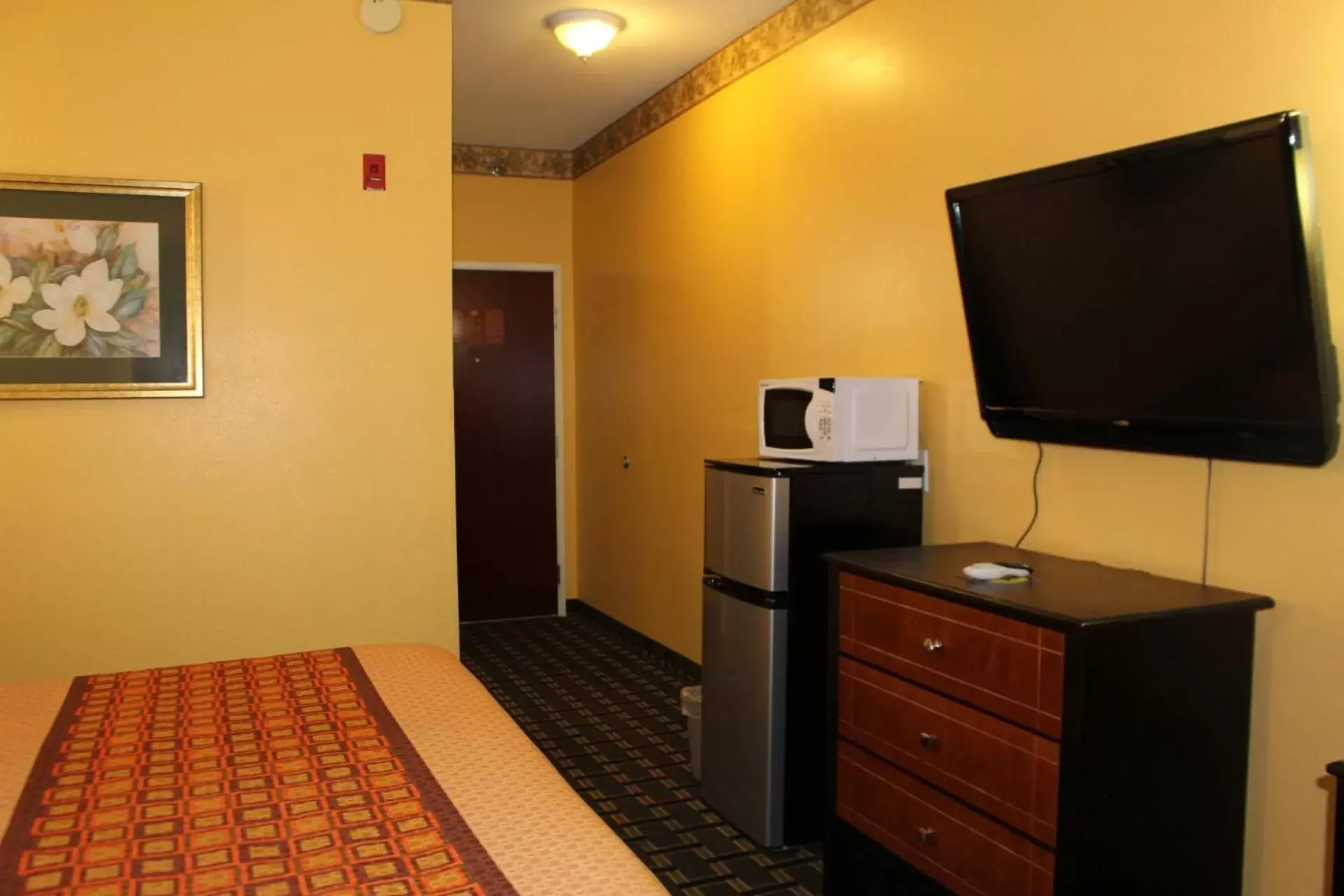 Photo of the whole room, TV/Entertainment Center in Magnolia Inn And Suites