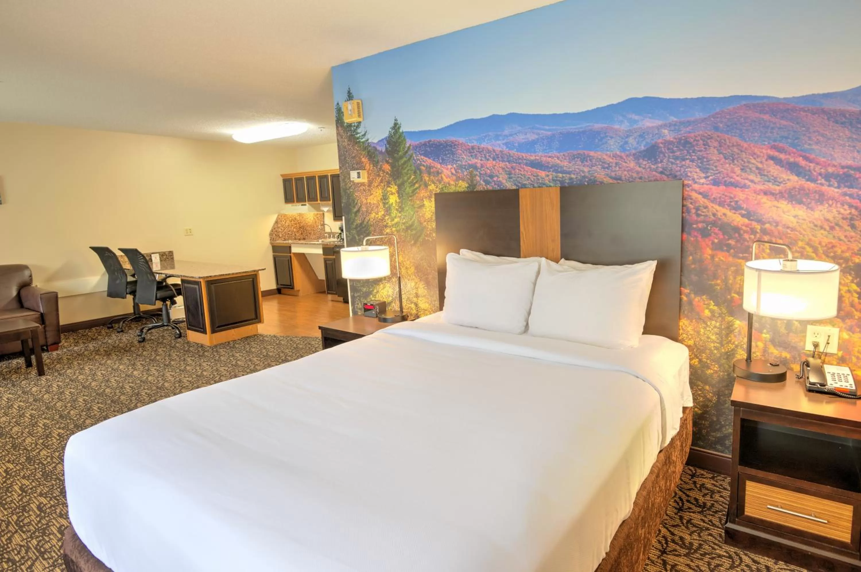 Bedroom, Bed in LeConte Hotel & Convention Center, an Ascend Collection Hotel