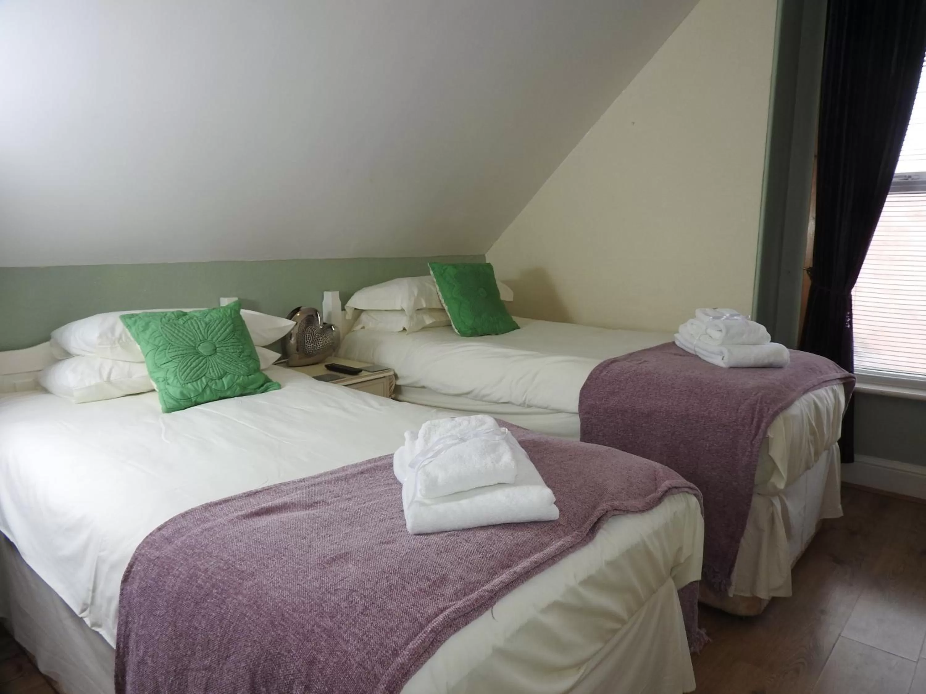 Bedroom, Bed in Beaches Guesthouse