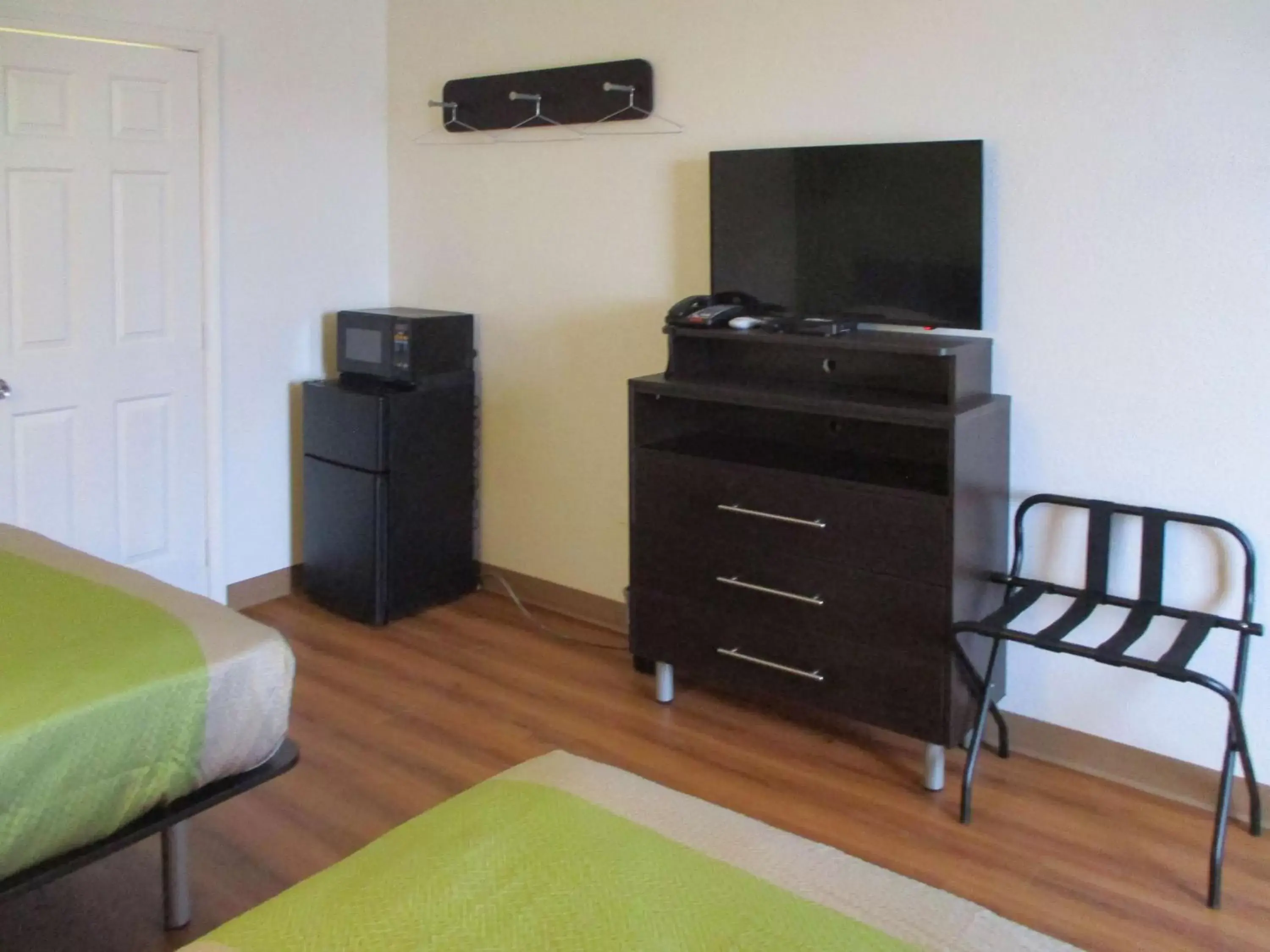 TV and multimedia, TV/Entertainment Center in Motel 6-Chilhowie, VA