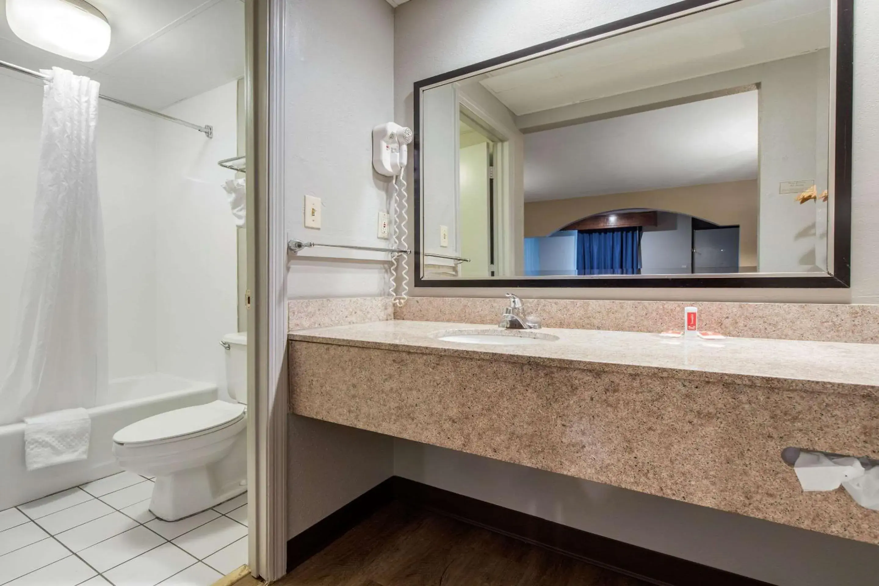 Photo of the whole room, Bathroom in Econo Lodge Aiken