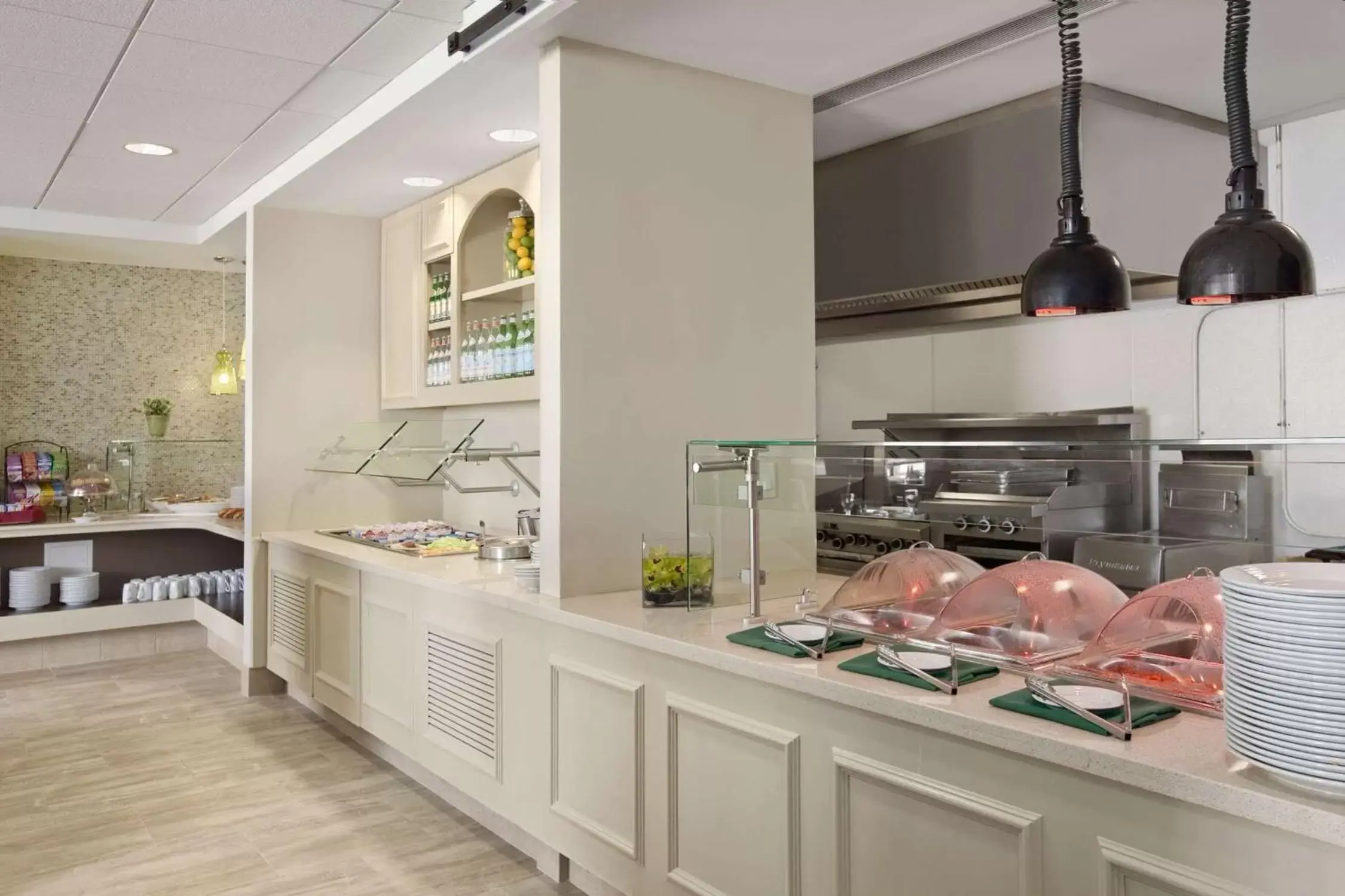 Dining area, Kitchen/Kitchenette in Hilton Garden Inn Boston-Burlington