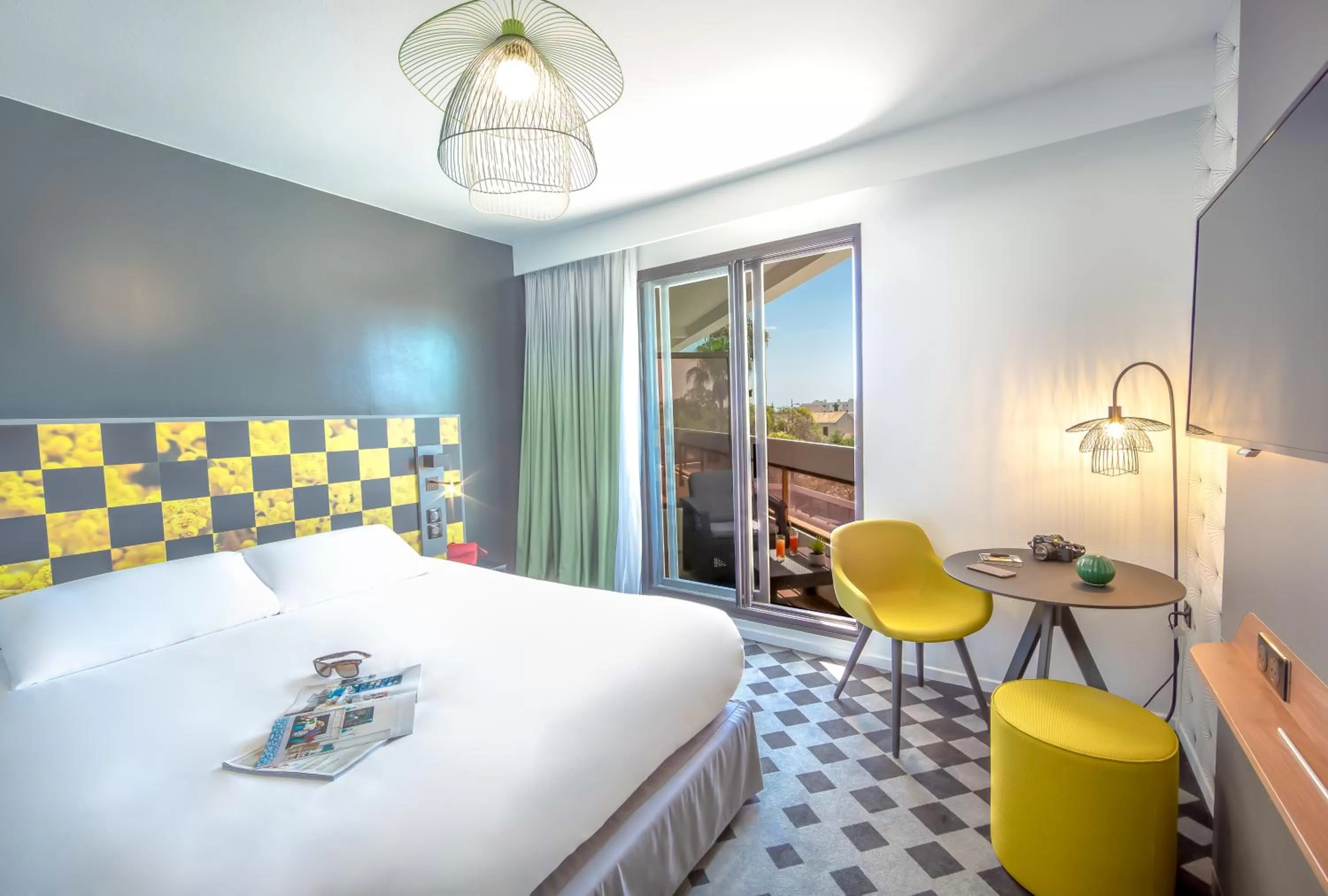 Balcony/Terrace, Bed in Mercure Hyères Centre Côte d'Azur