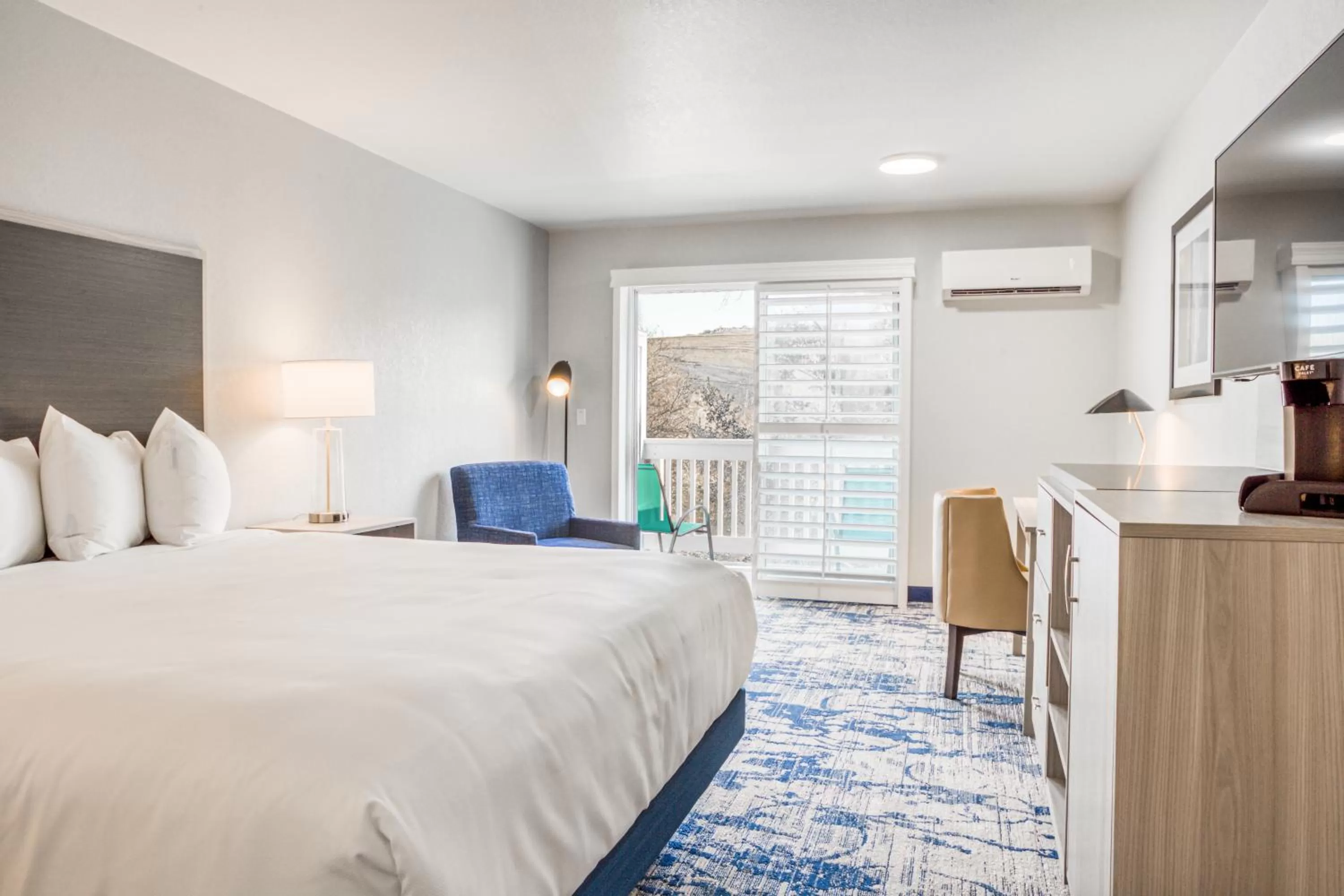 Balcony/Terrace, Bed in Creekside Inn Downtown