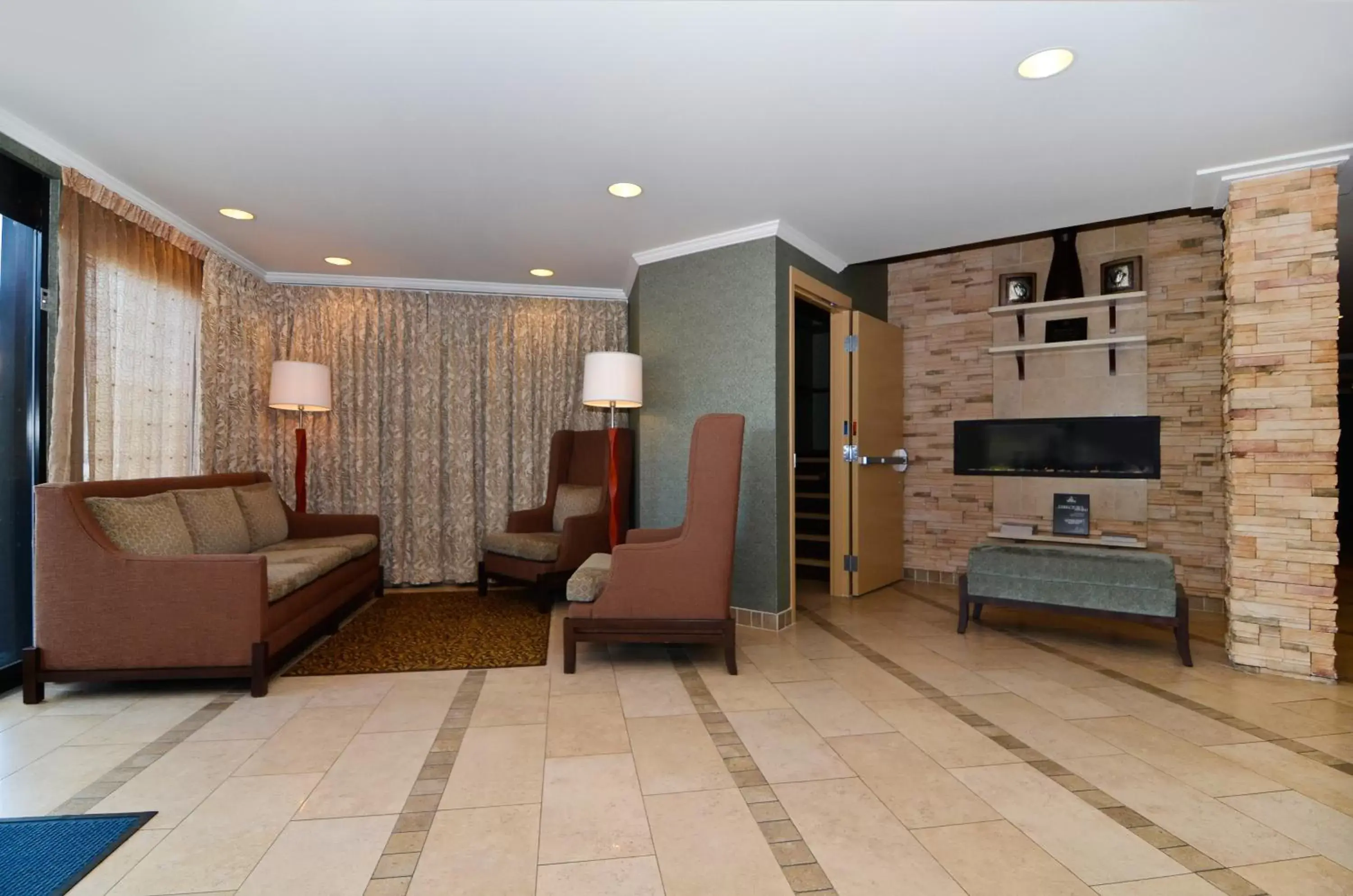 Facade/entrance, Seating Area in Best Western PLUS Langley Inn