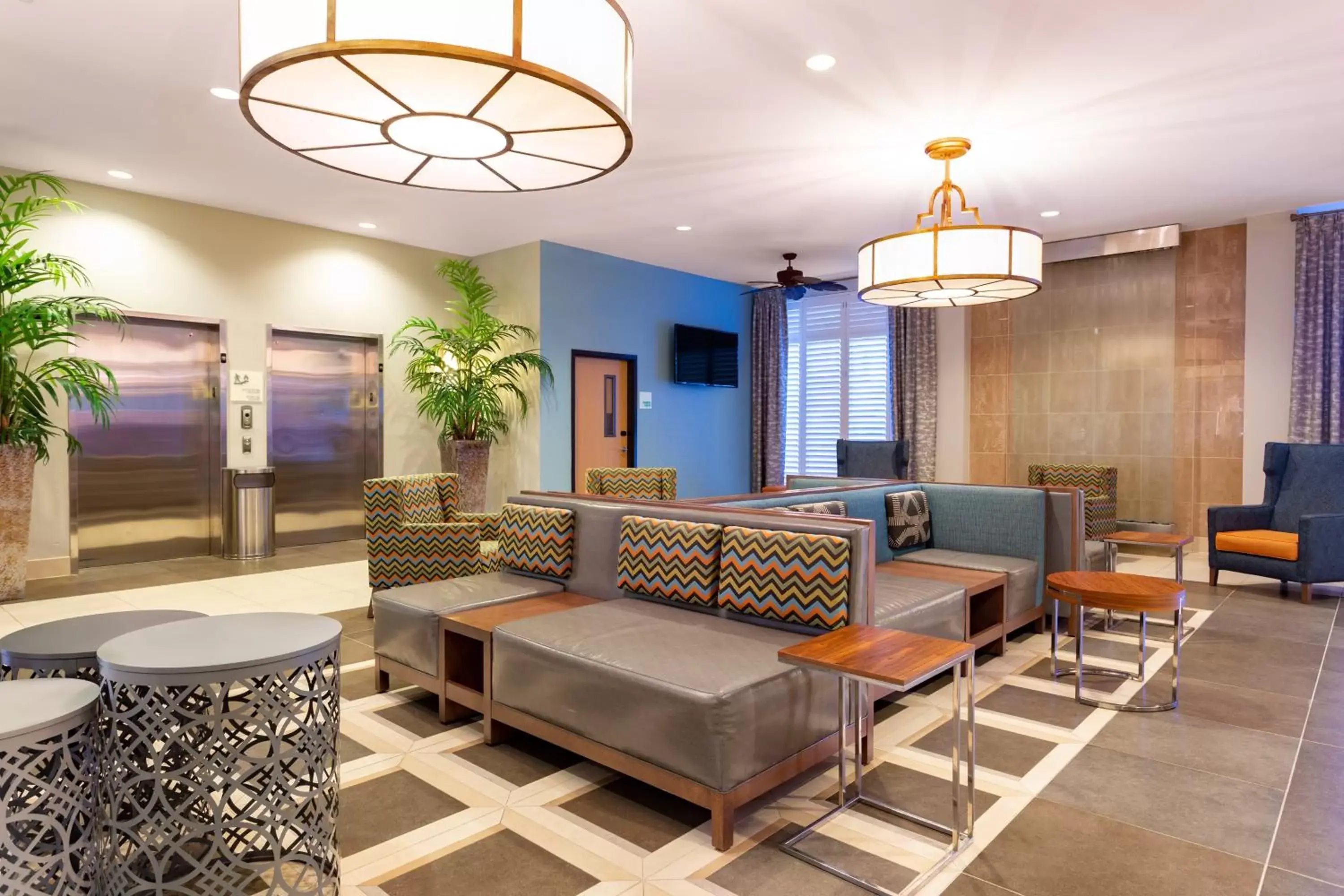 Lobby or reception, Lounge/Bar in Holiday Inn Winter Haven, an IHG Hotel