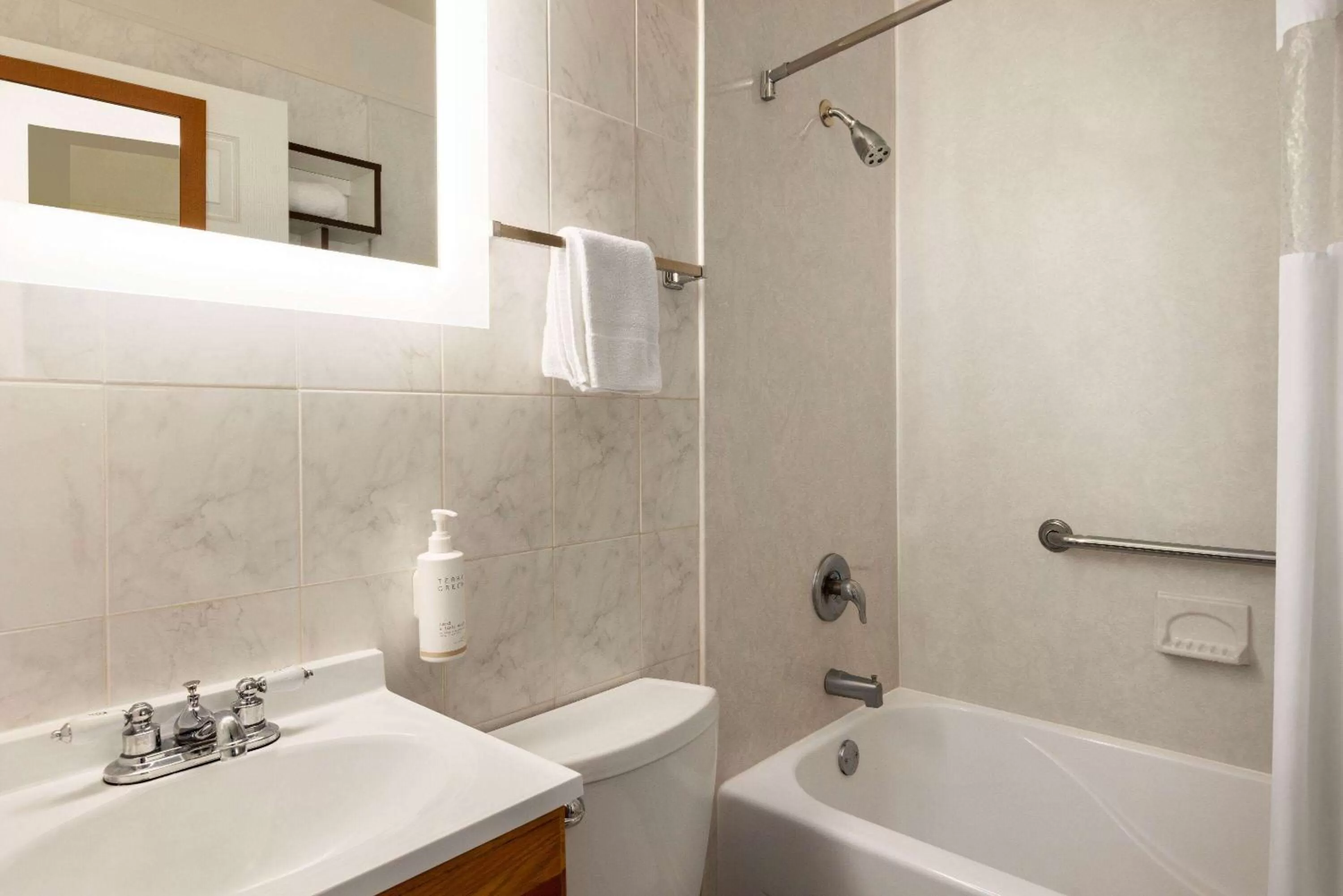 TV and multimedia in Howard Johnson by Wyndham Ocean City Oceanfront