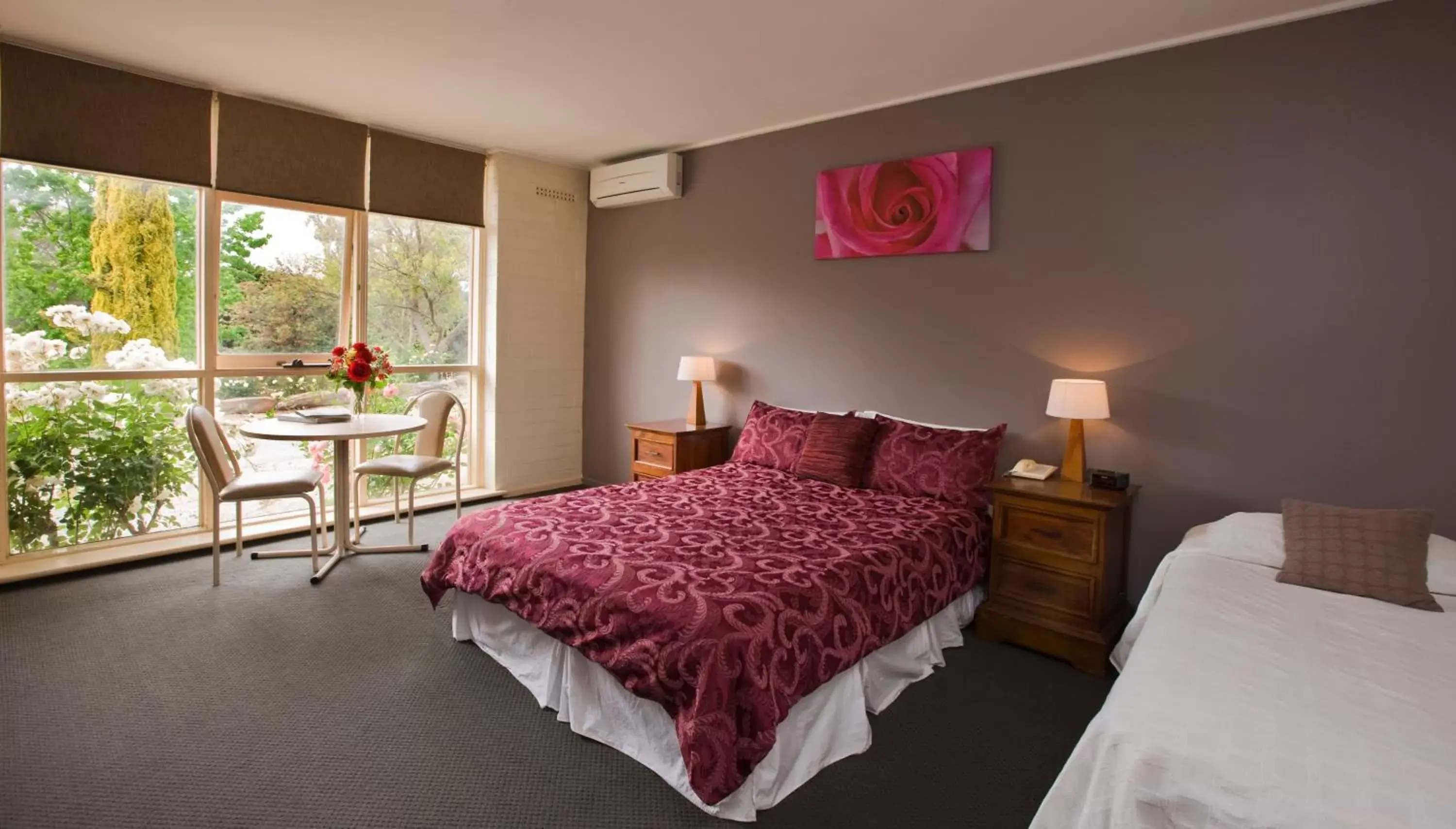 Deluxe Queen or Twin Room with Rose Garden View in Lyndoch Hill