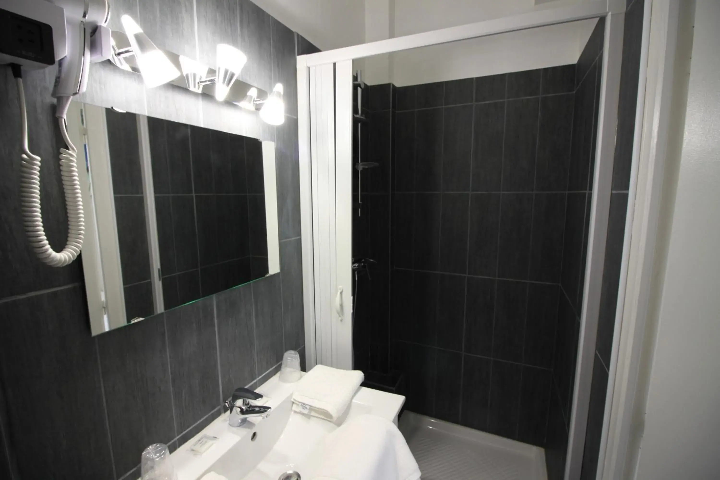 Shower, Bathroom in Hotel De l'Univers