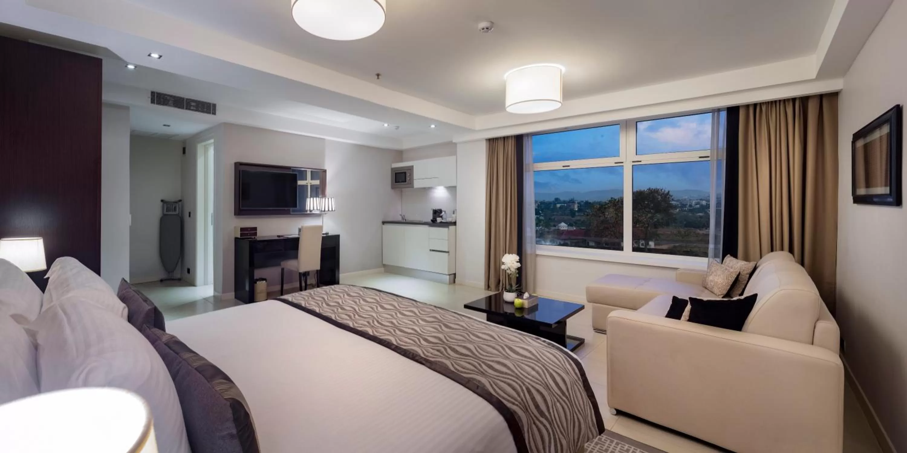 TV and multimedia, Bed in Fraser Suites Abuja