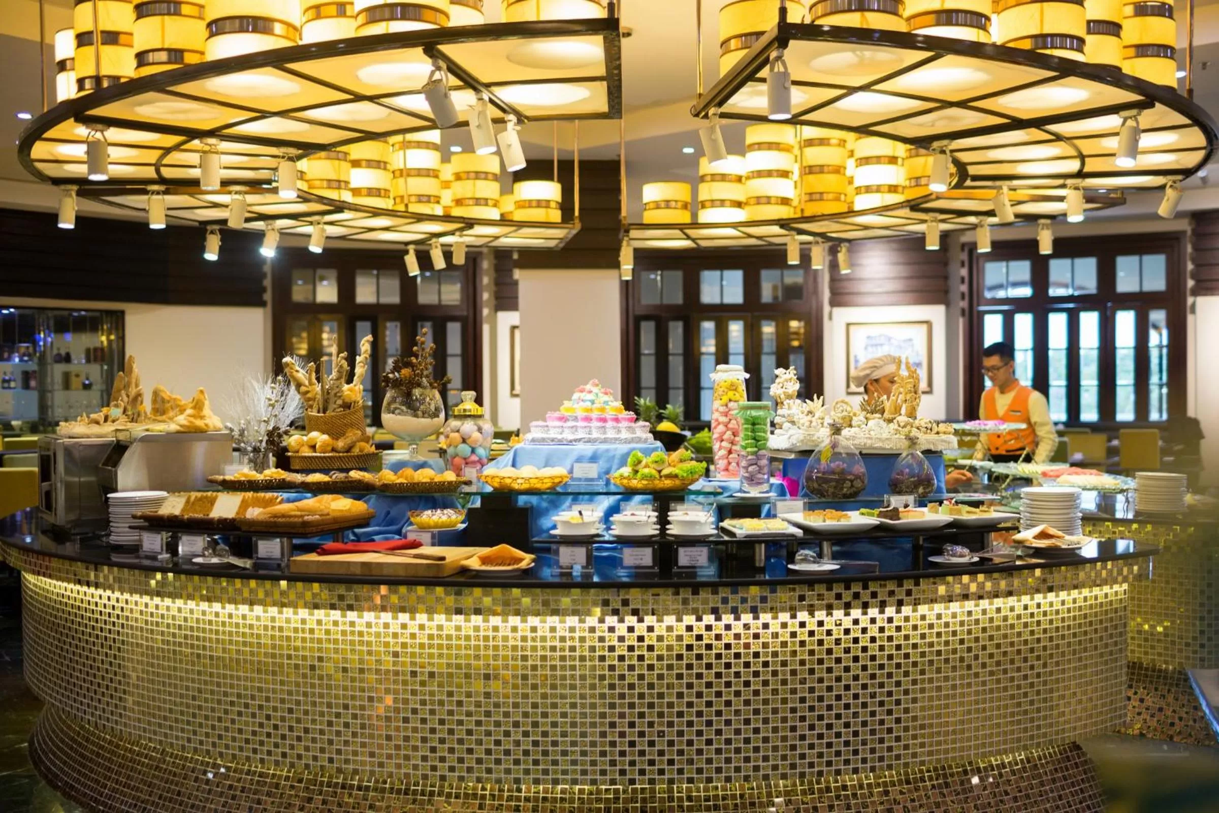 Restaurant/places to eat in Royal Halong Hotel