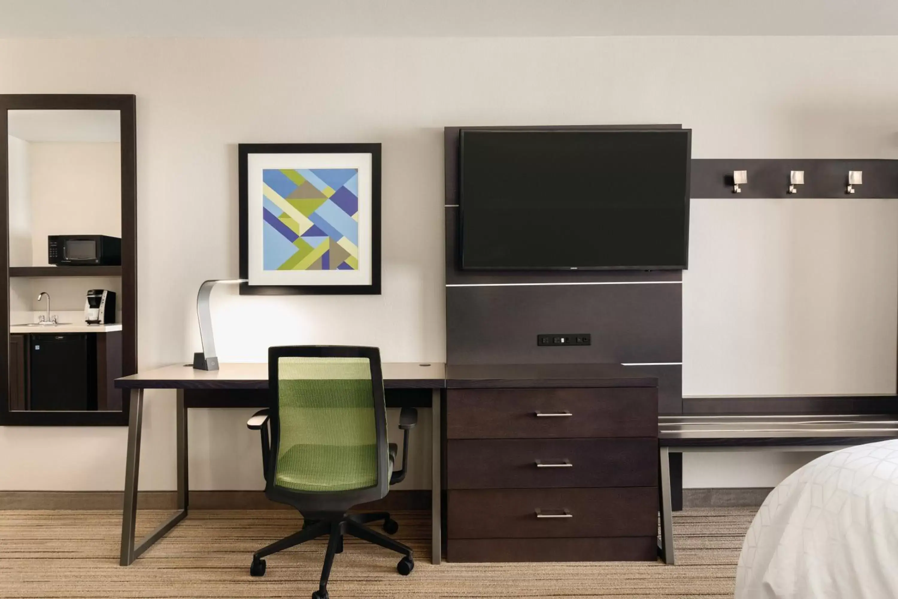 Bedroom, TV/Entertainment Center in Holiday Inn Express Hotel & Suites Lawton-Fort Sill, an IHG Hotel