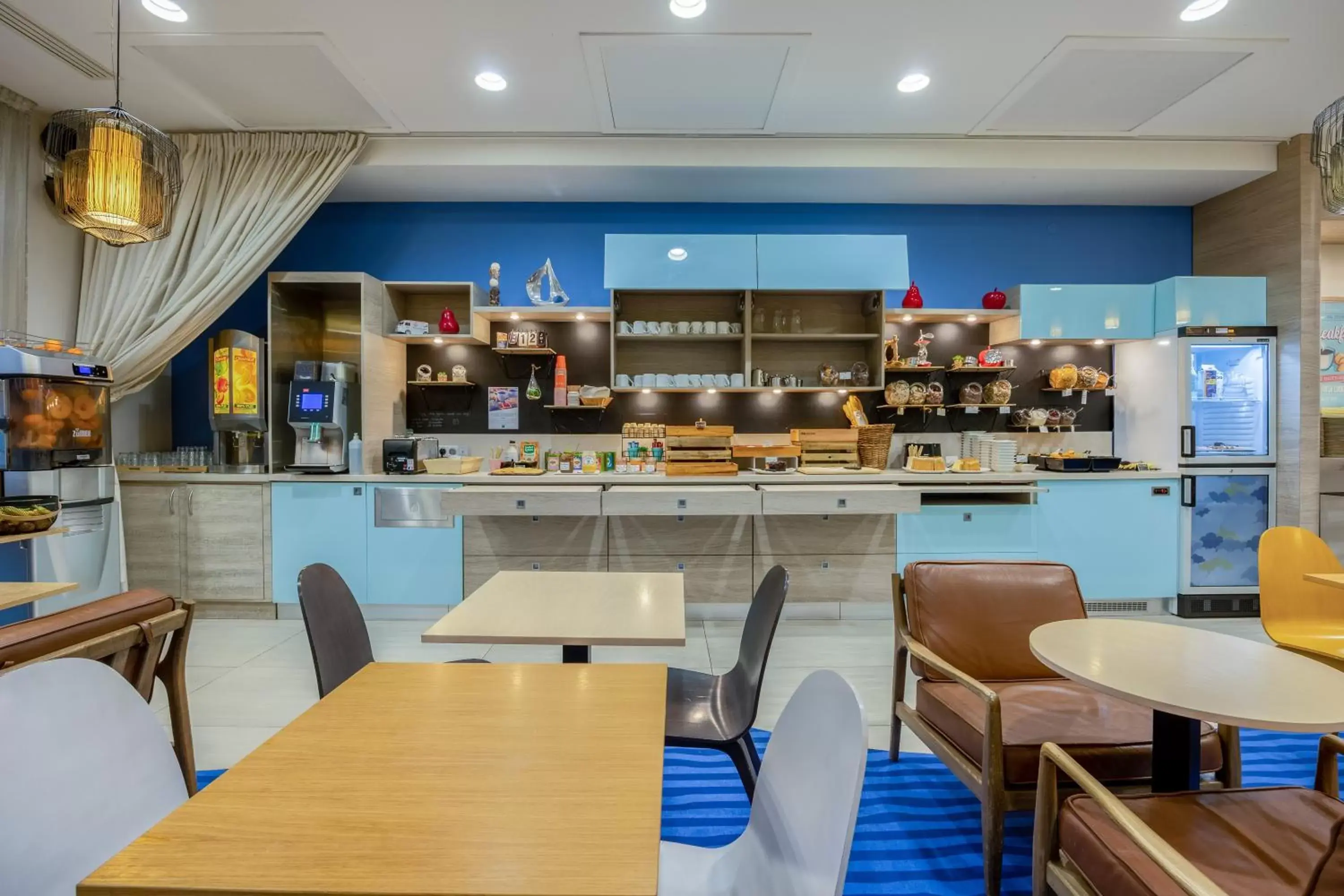 Restaurant/Places to Eat in ibis Styles La Rochelle Centre