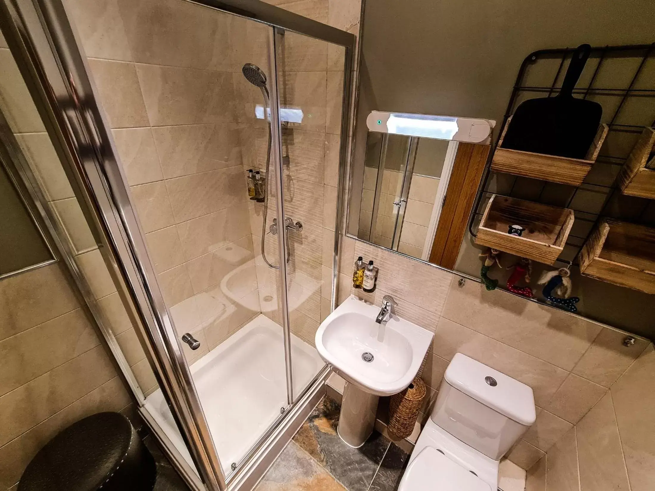 Shower, Bathroom in Grantham Arms