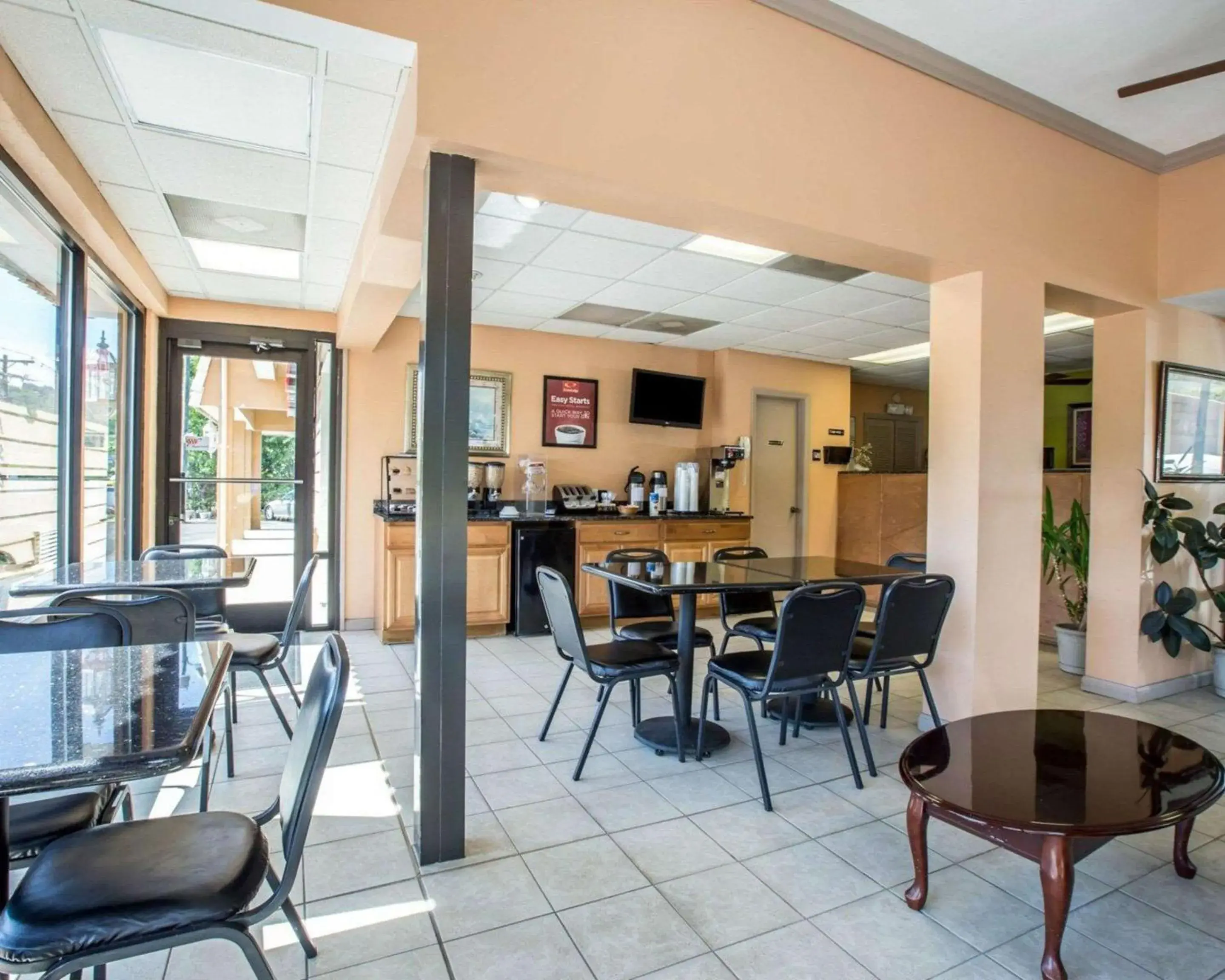 Restaurant/places to eat in Econo Lodge Biltmore