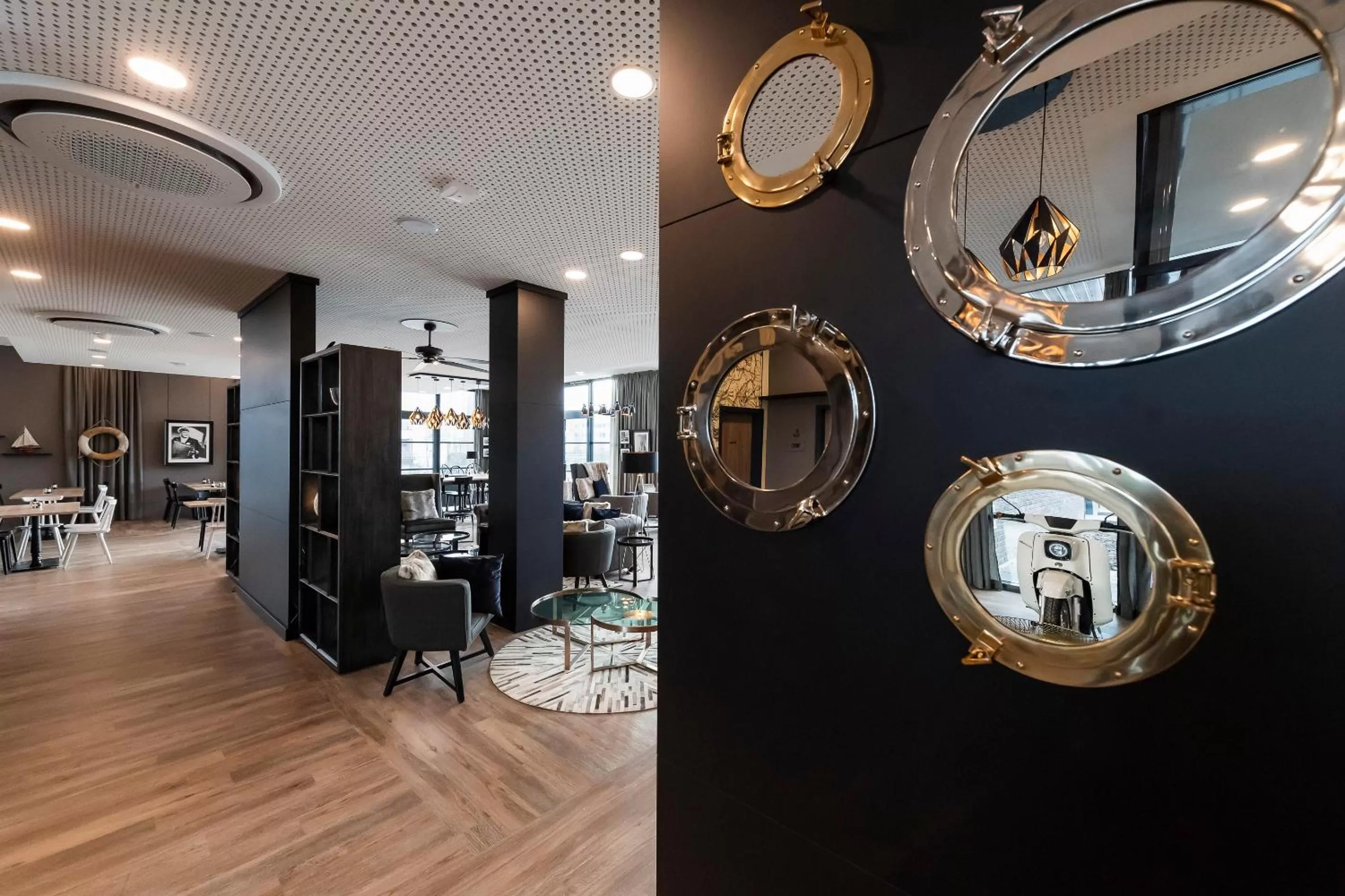 Lounge or bar in HARBR. hotel Heilbronn